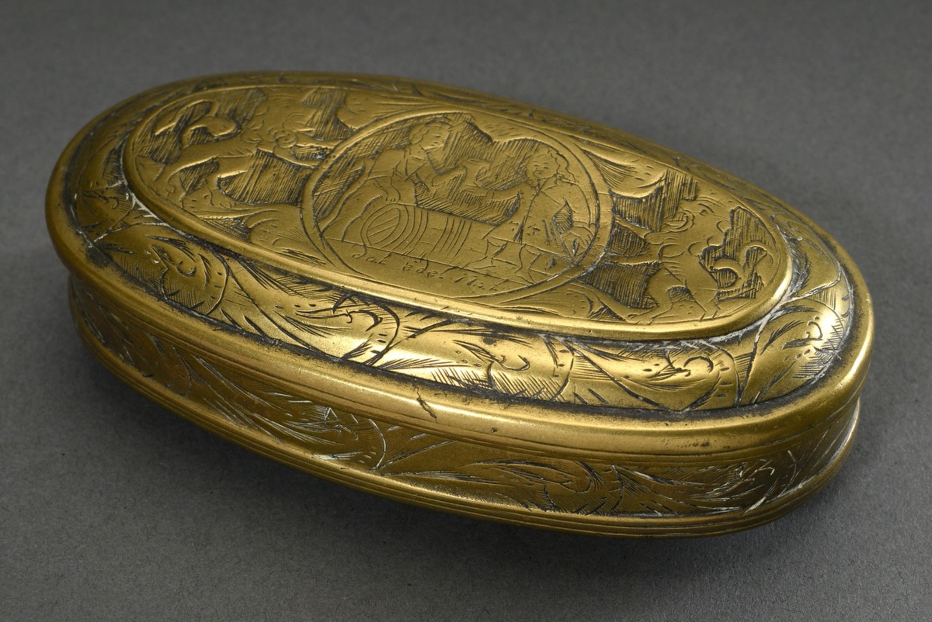 Oval Dutch snuff box with finely engraved scenes in tondi "Drinking couple" (inscribed: dat edel Na