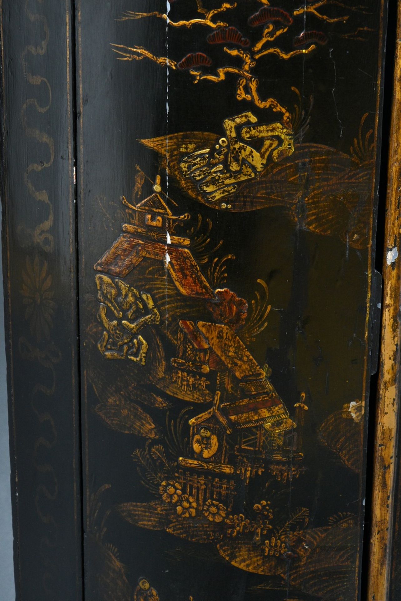 Corner hanging cupboard with chinoiserie lacquer painting "Landscape with tea pavilions and staffag - Image 6 of 6