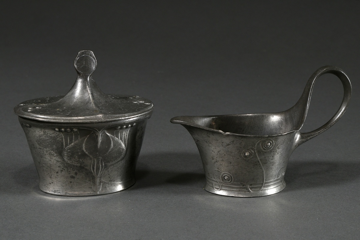 2 pieces of Kayser pewter: sugar bowl and cream jug with floral art nouveau relief and engraved mon
