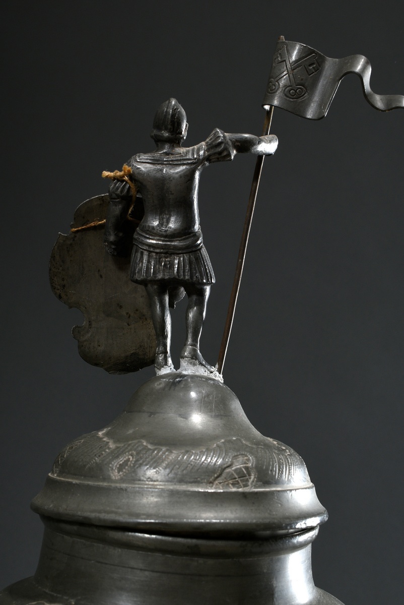 Pewter goblet of the Nuremberg sculptors with 8 attached shields and figural lid crowning, round ba - Image 10 of 14
