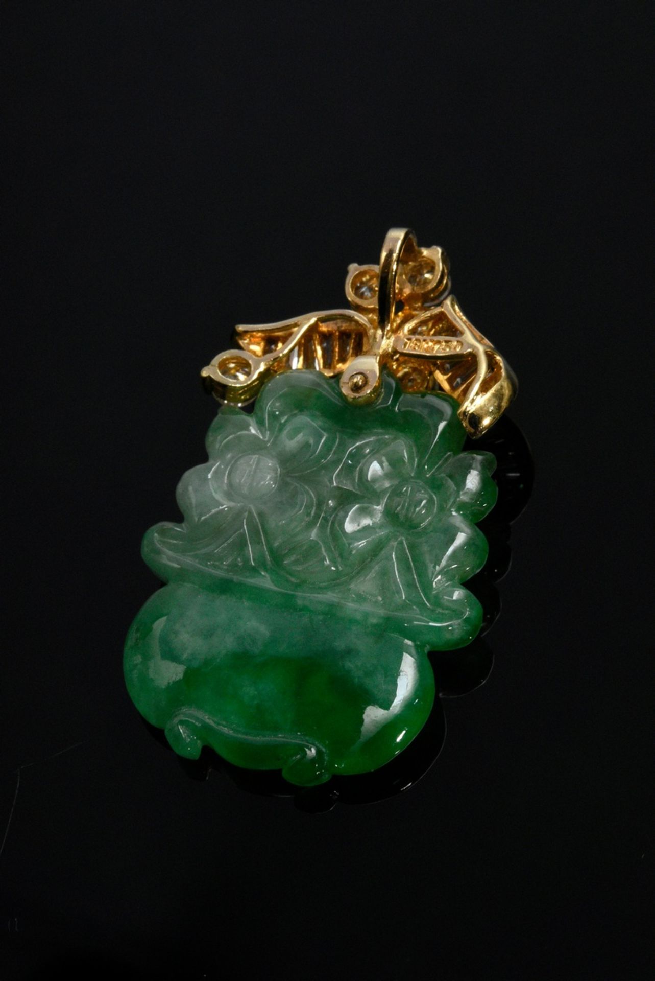 Carved jade pendant "flower vase" with yellow gold 750 diamond attachment (add. ca. 1.40ct/VSI-SI/W - Image 2 of 2