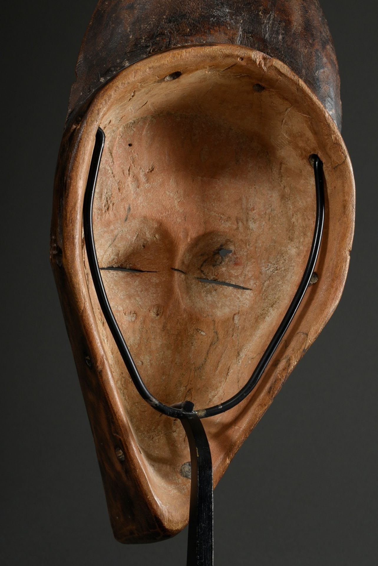 Pende mask with fan-shaped coiffure attachment and geometrical decoration, carved wood, darkly pain - Image 6 of 6