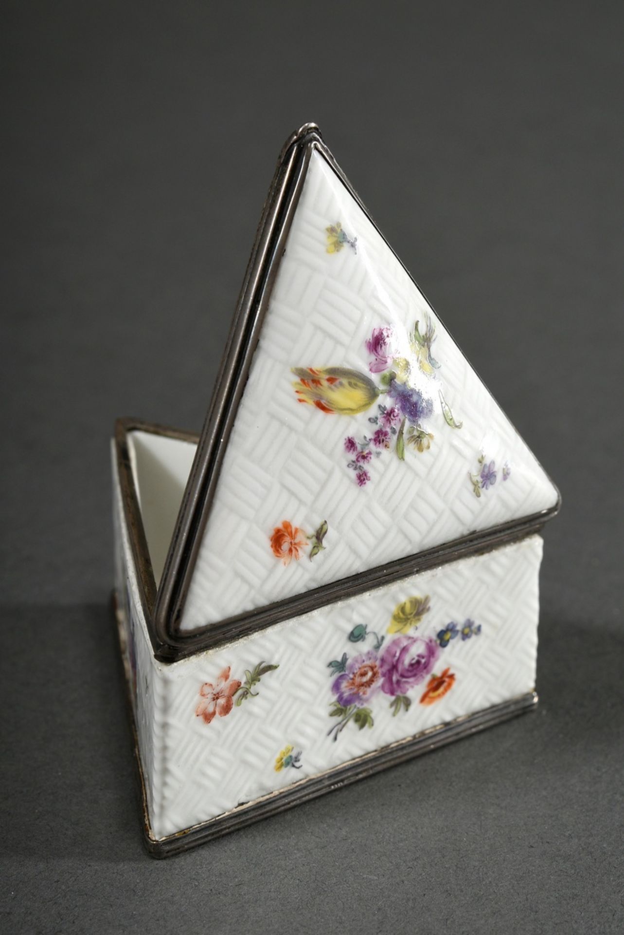 Rare Meissen tabatiere in triangular form with basket relief and polychrome painting on all sides " - Image 4 of 6