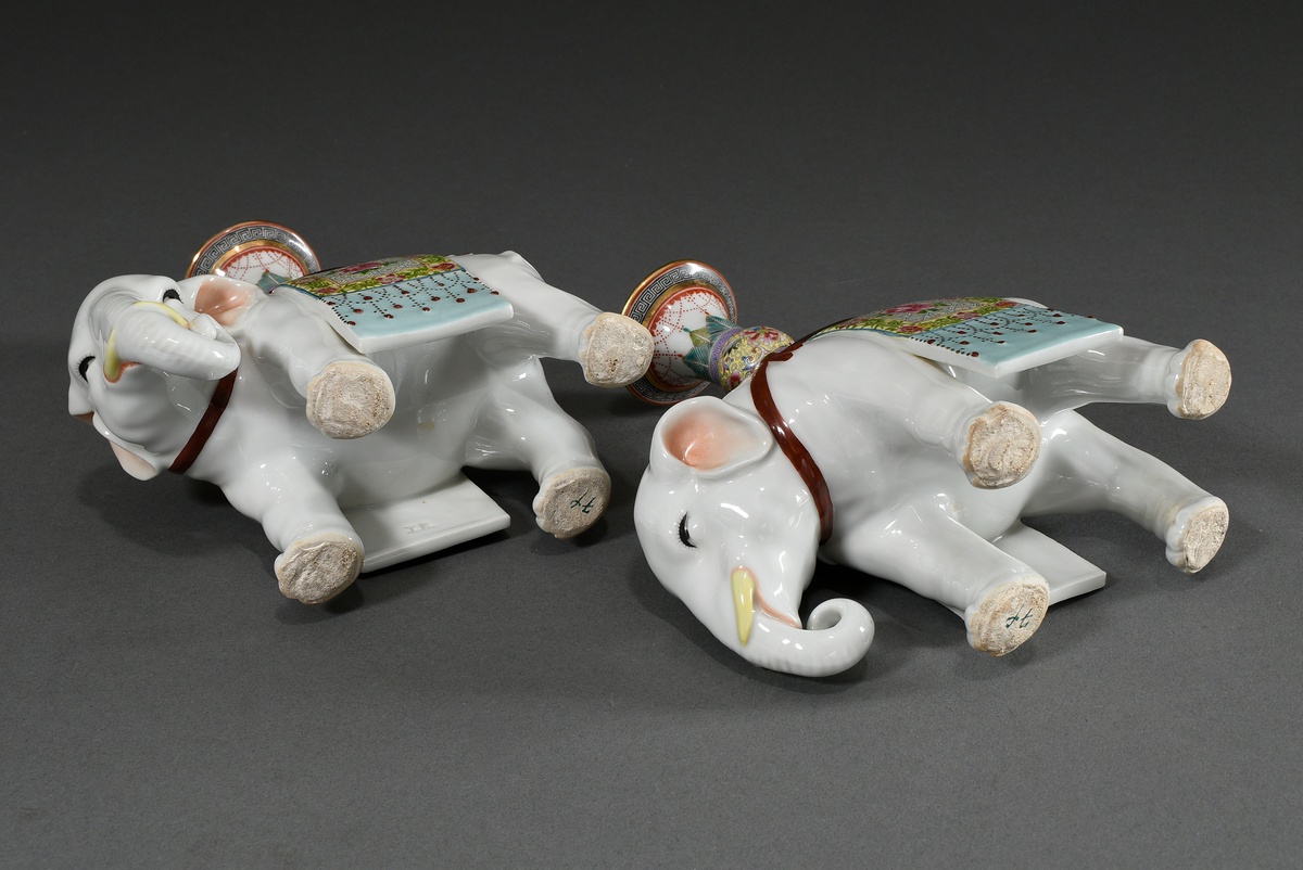 Pair of porcelain figures "White elephants with saddle cloth and vase" with Famille Rose painting, - Image 5 of 7
