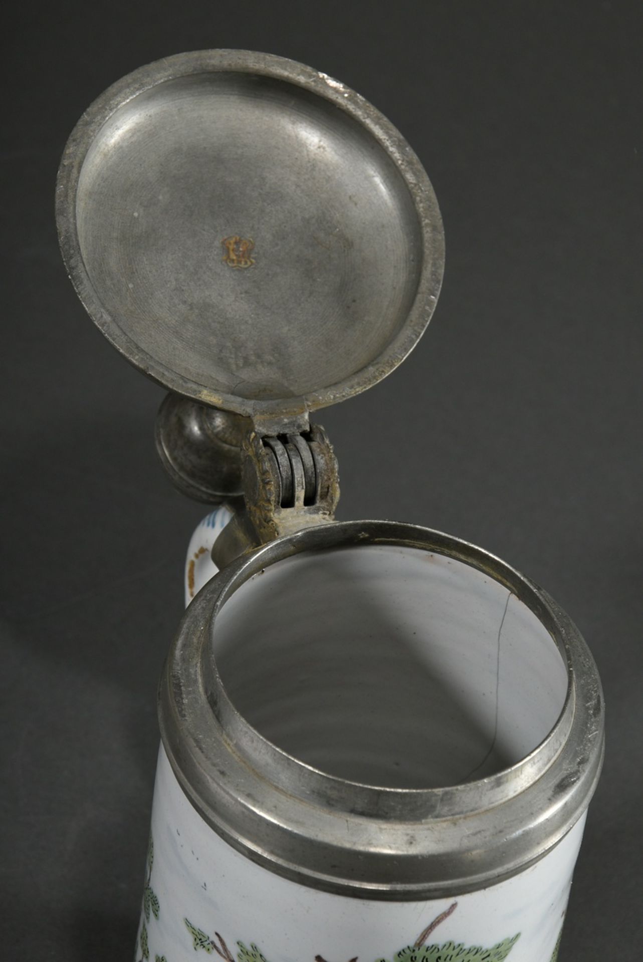 Schrezheimer Walzenkrug in Zylinderform mit Ohrenhenkel, Fayence weiß glasiert mit feiner Scharffeu - Bild 6 aus 10