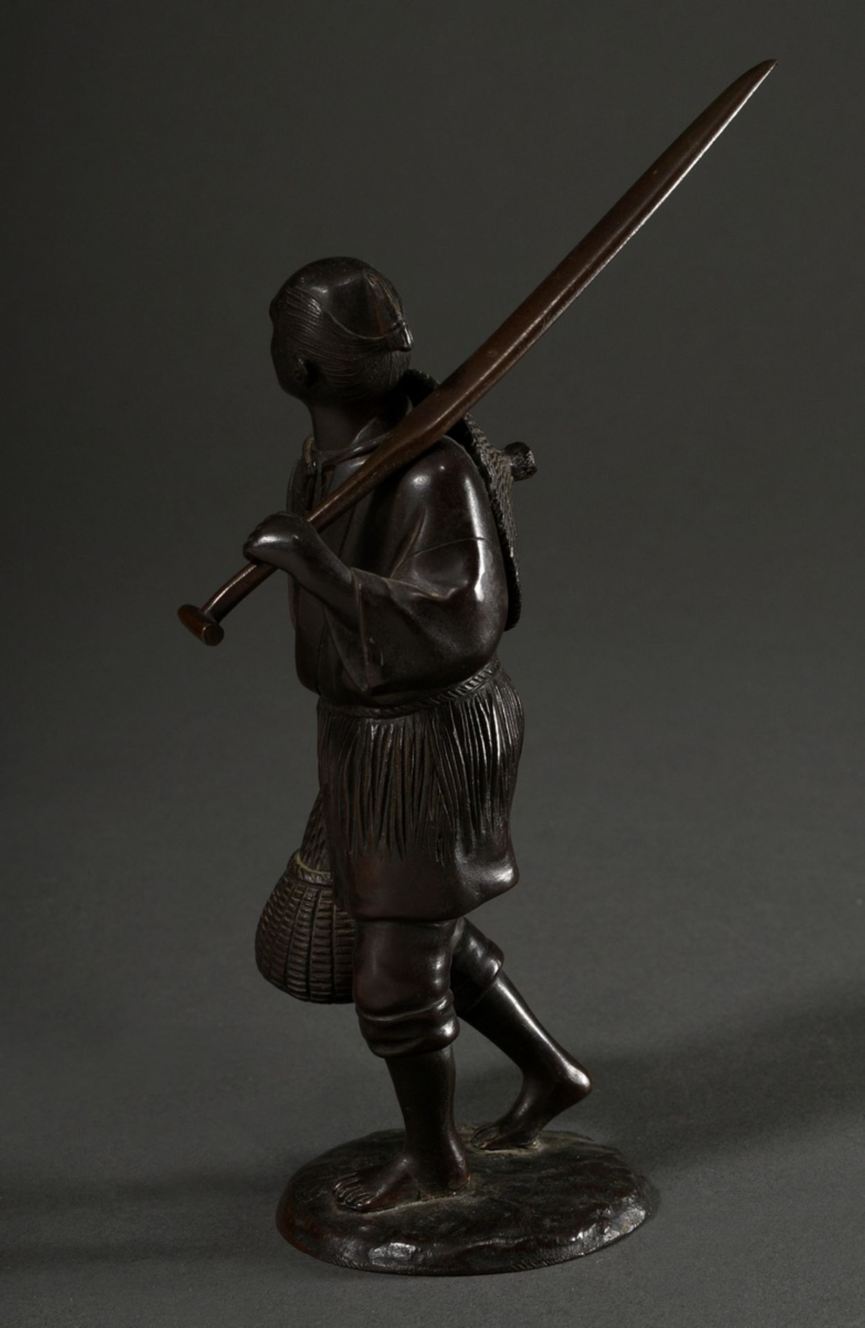 Small Japanese bronze "Fisherman", marked: Shûkô (Hidemitsu) kansei, Meiji period, around 1880, h. - Image 3 of 7