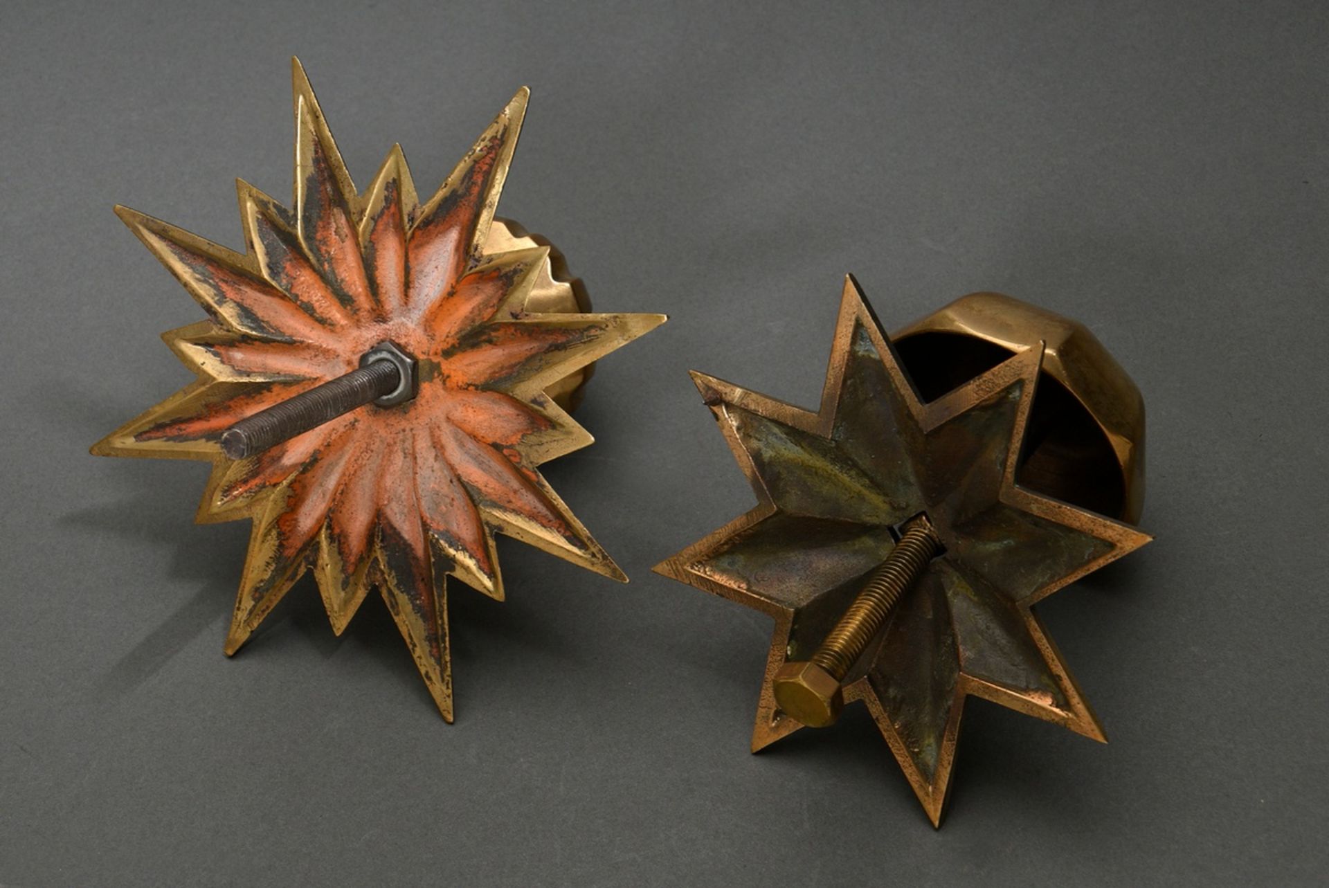 2 Various English brass door knobs with star-shaped mounts, c. 1900, Ø 14.5/18.5cm - Image 2 of 3
