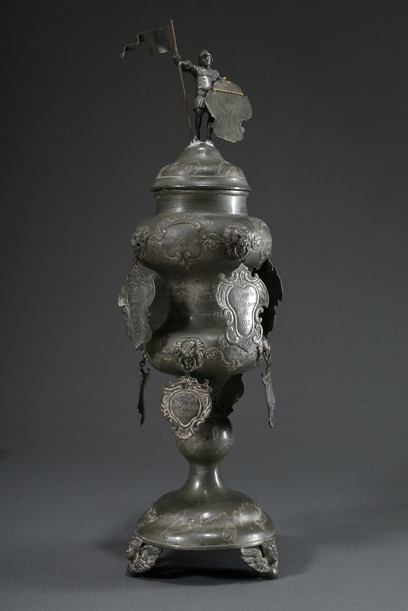 Pewter goblet of the Nuremberg sculptors with 8 attached shields and figural lid crowning, round ba - Image 2 of 14