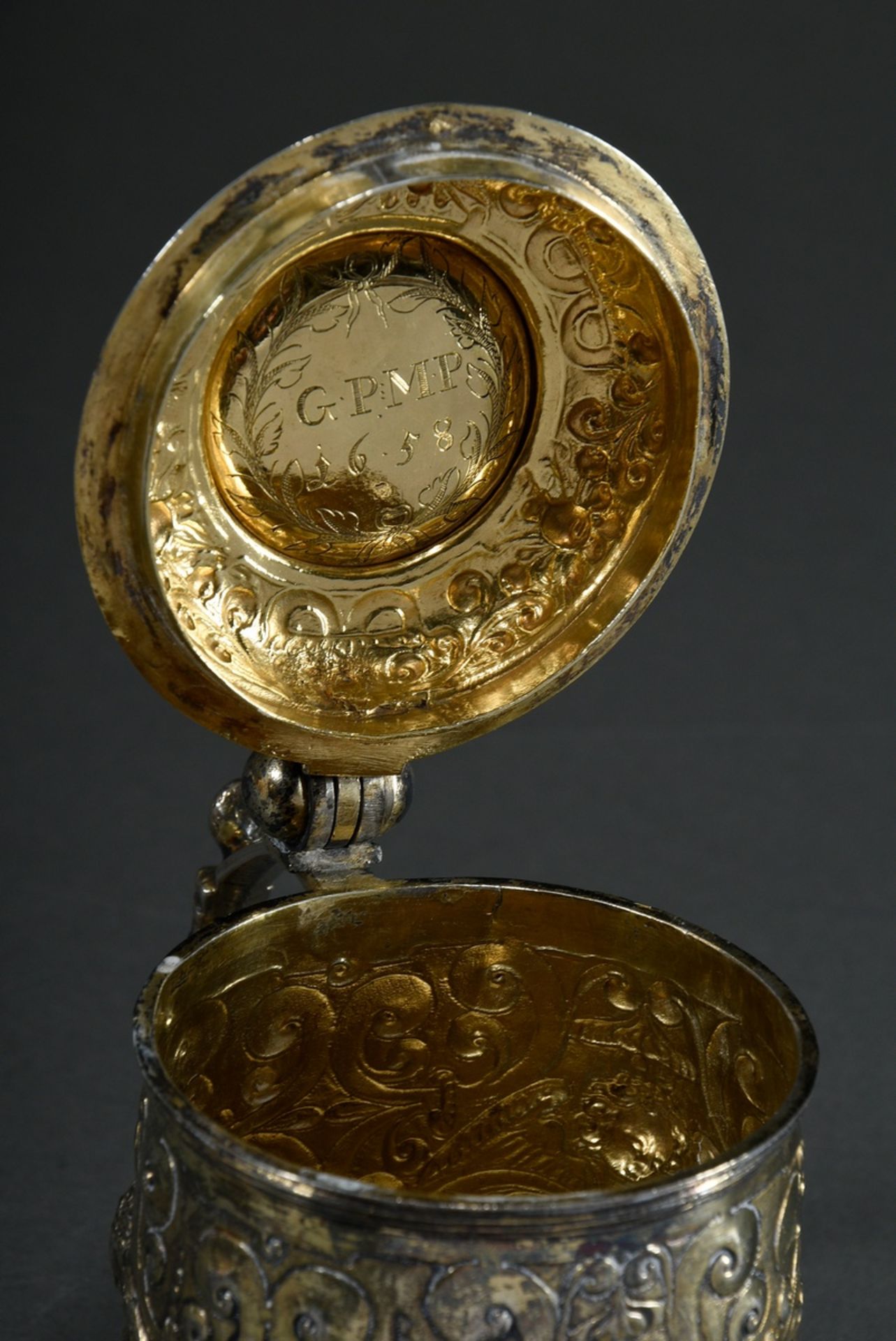 Small Mannerist lidded tankard with "fruit hangings and winged angels' heads" between scrollwork ov - Image 6 of 11