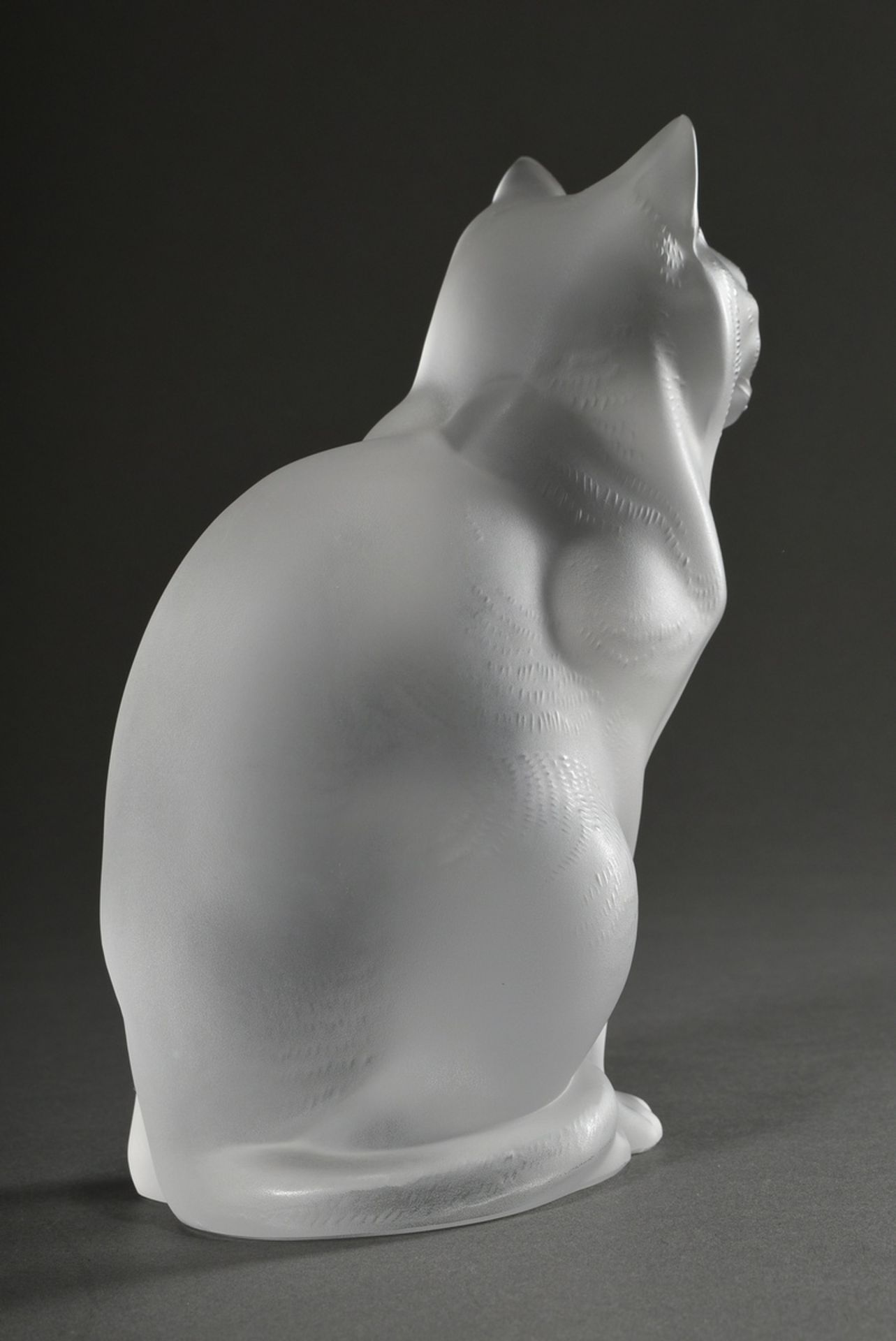 Lalique glass animal "Cat", colourless glass, satined, incised signature, France 20th c., h. 20,8cm - Image 3 of 7