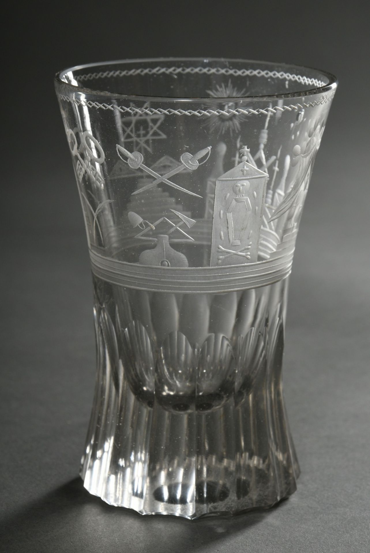 Masonic glass with surrounding border, rich mat and blank cut symbolism as well as 16-pass notch fa - Image 4 of 5