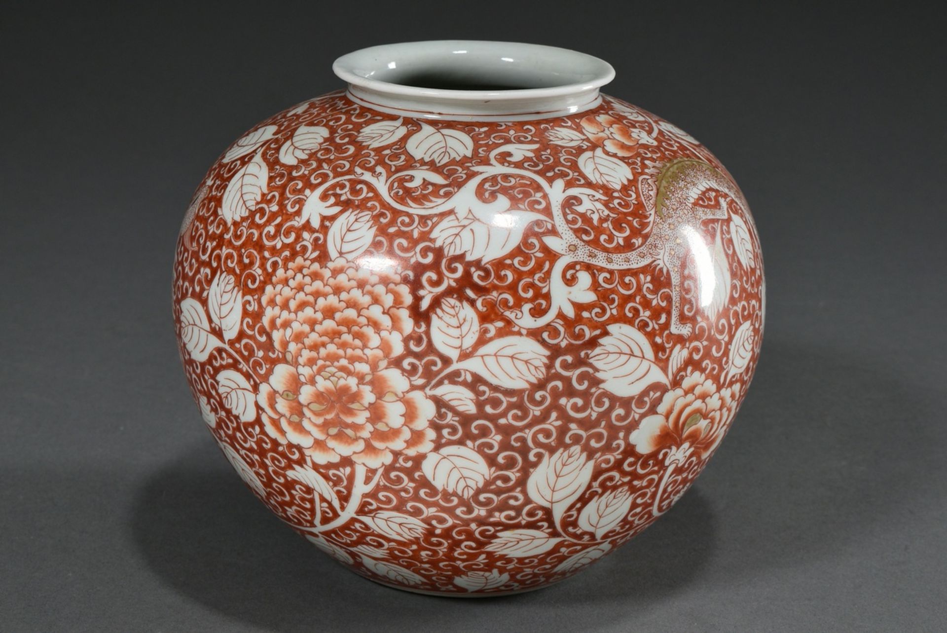 Chinese porcelain spherical vase with iron-red painting "Pair of phoenixes on a floral background w - Image 4 of 8