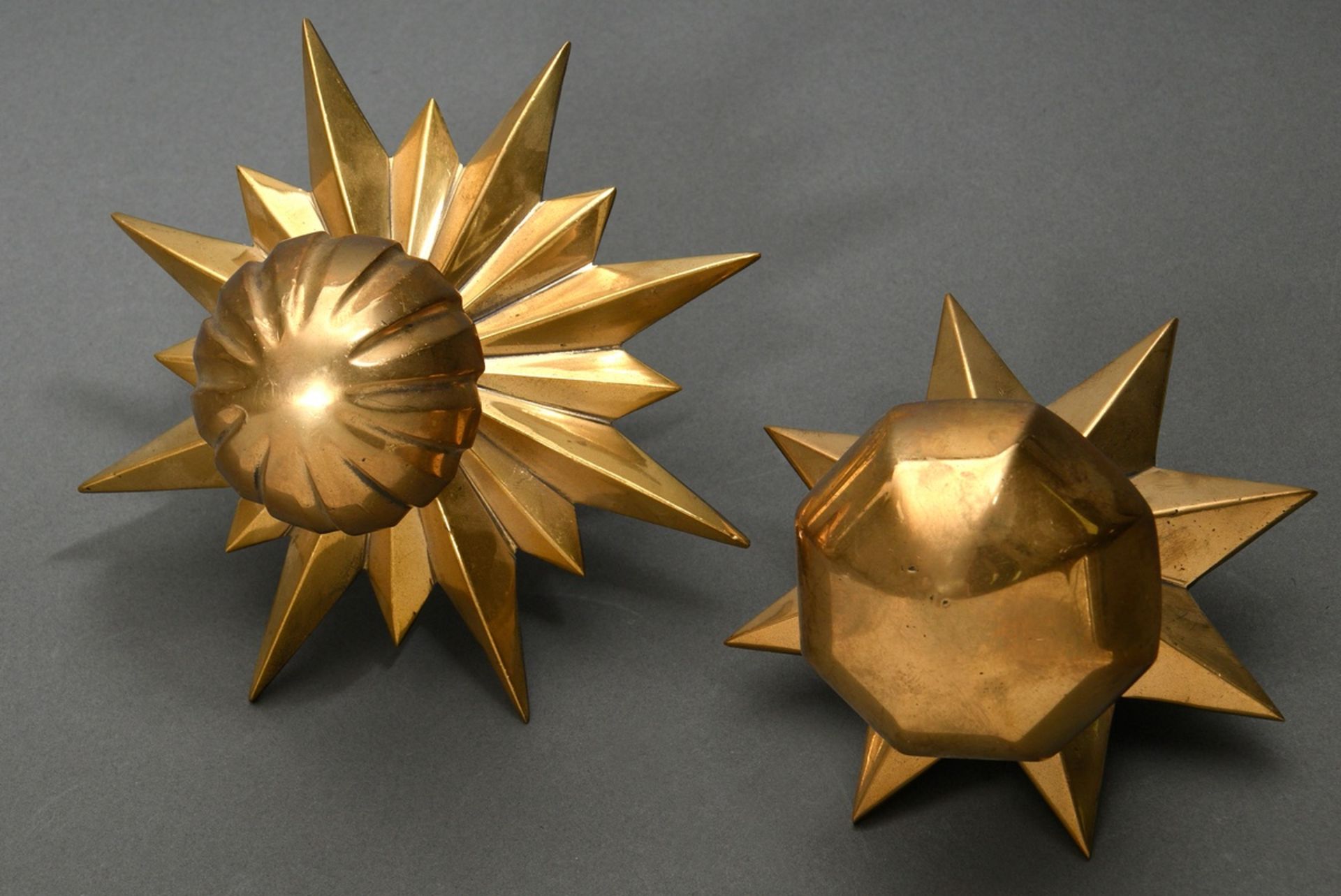 2 Various English brass door knobs with star-shaped mounts, c. 1900, Ø 14.5/18.5cm