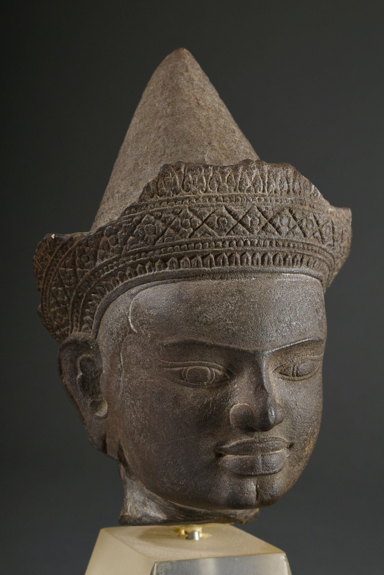 Excellent Khmer sandstone head "Vishnu" with conical chignon (mukuta) and laced diadem, finely work - Image 3 of 5