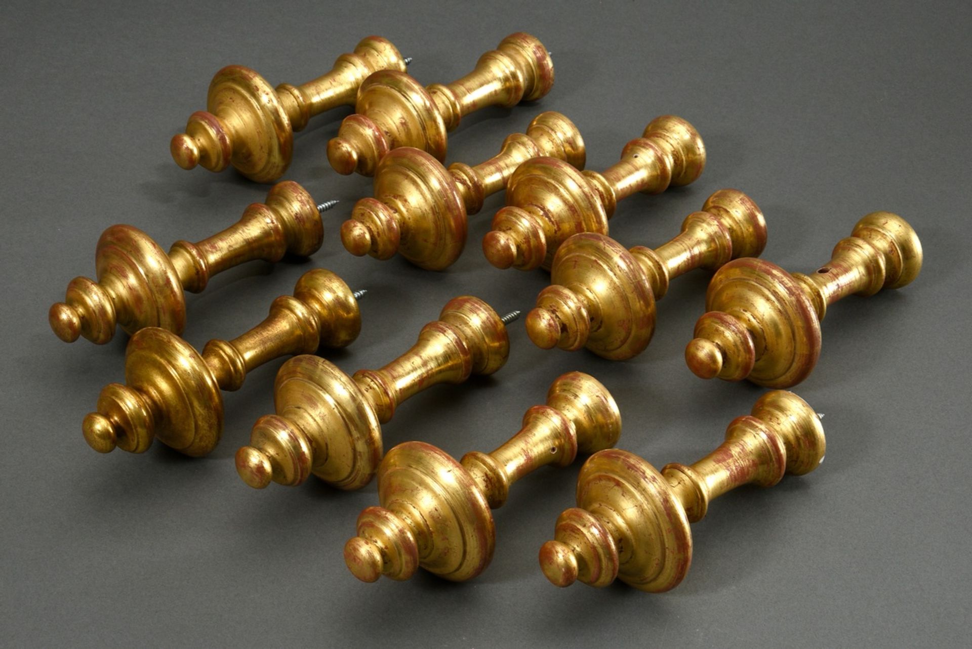 11 Turned curtain holders in baluster form for 5 windows, wood gilded over bolus ground, l. 20cm, t - Image 2 of 3