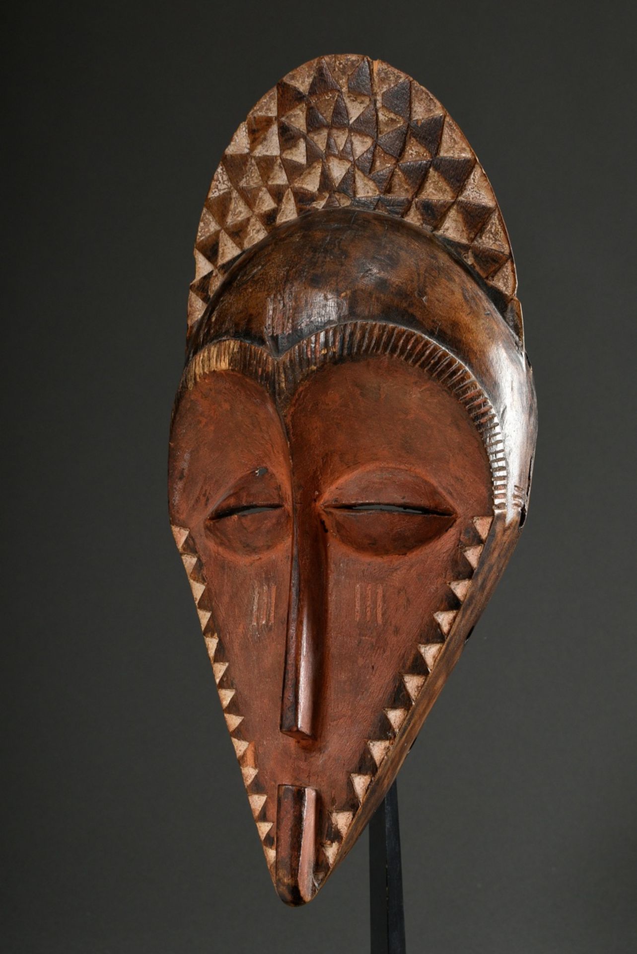 Pende mask with fan-shaped coiffure attachment and geometrical decoration, carved wood, darkly pain - Image 3 of 6