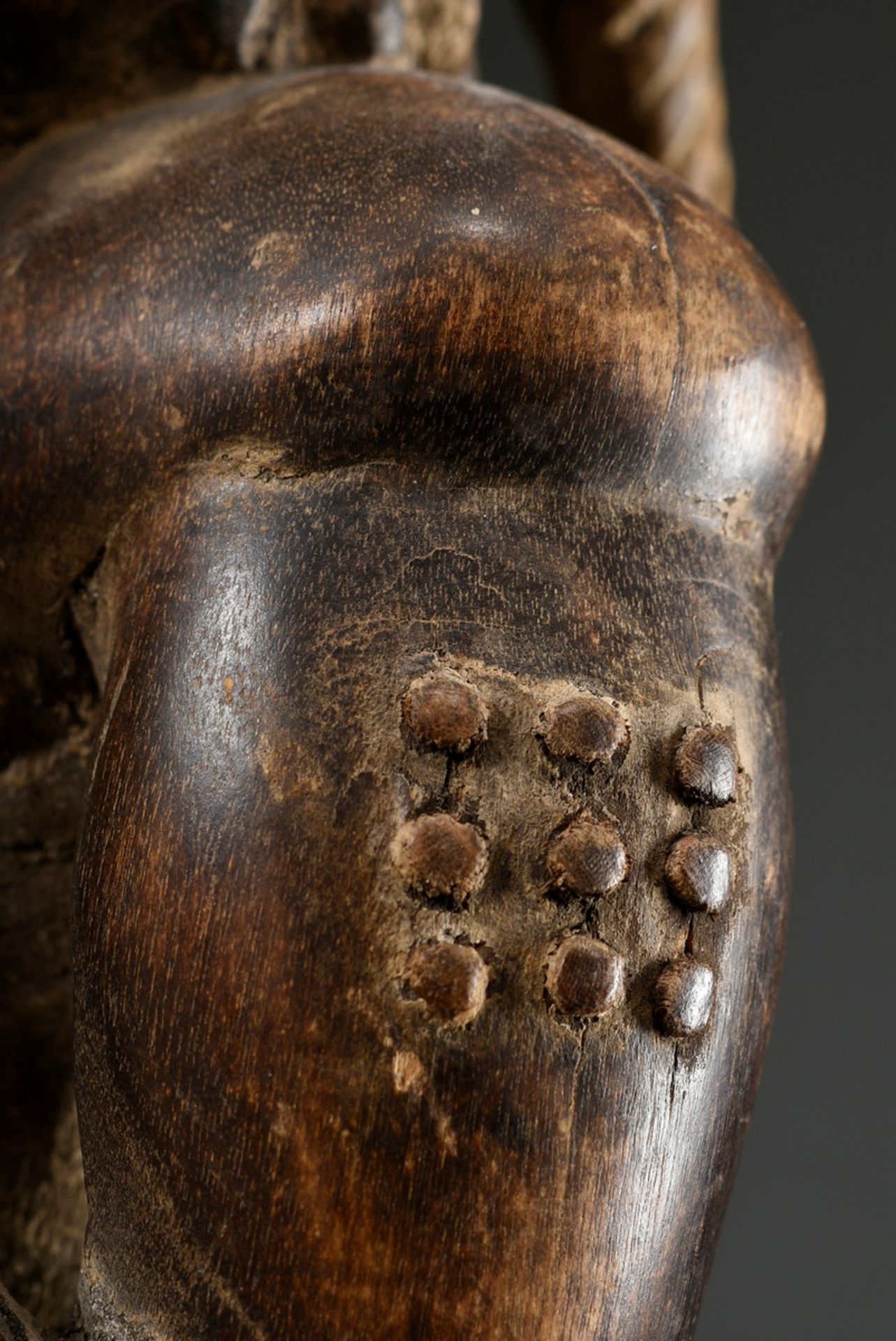 Male African ancestor figure "Blolo bian" with scarifications, carved wood with remains of old pati - Image 4 of 9