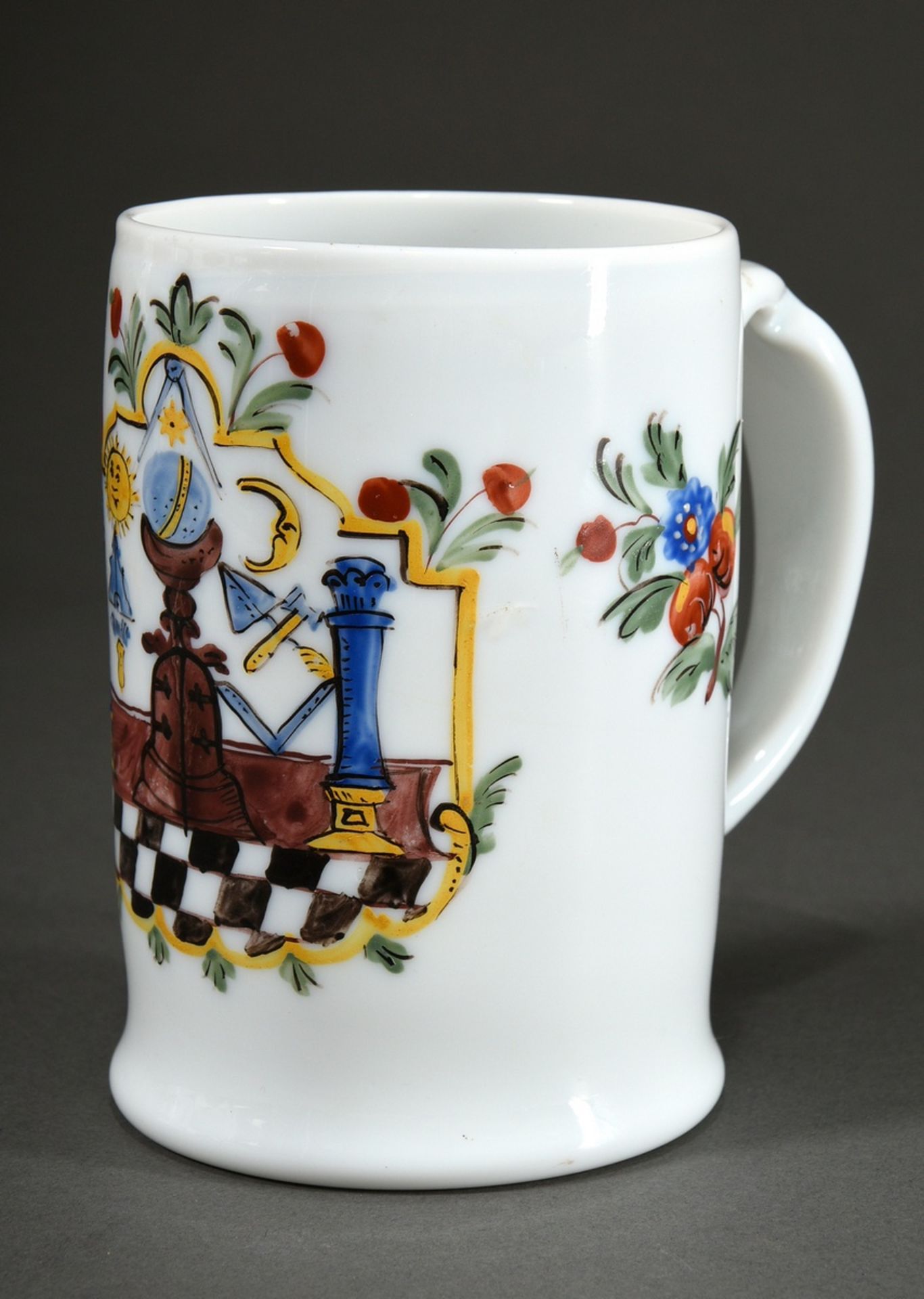 Freimaurer Milchglas Walzenkrug mit farbiger Emaille Malerei in floral verzierter Kartusche, Bandhe - Bild 2 aus 4