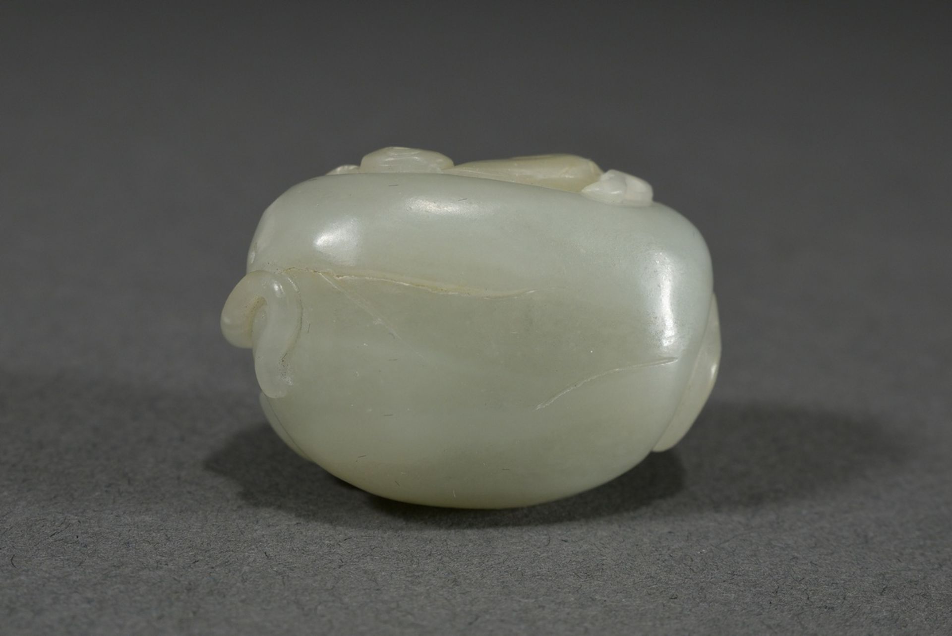 Fine celadon jade toggle "Tiger and monkey on rocks", China, 3.7x2.5x1.9cm - Image 2 of 4