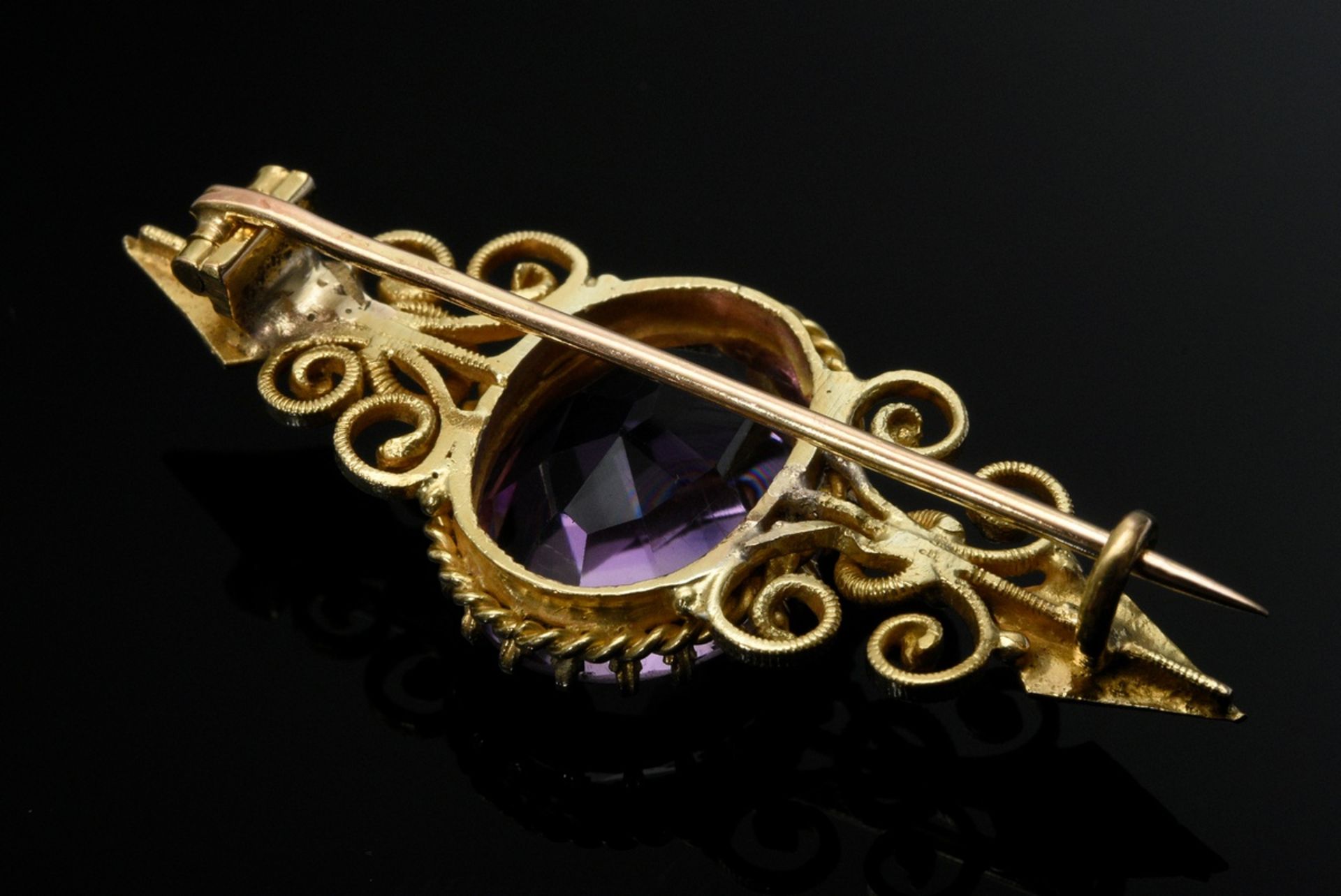 Durchbrochene Historismus Gelbgold 585 Nadel mit facettiertem Amethyst, 5,6g, L. 4,3cm - Bild 2 aus 3