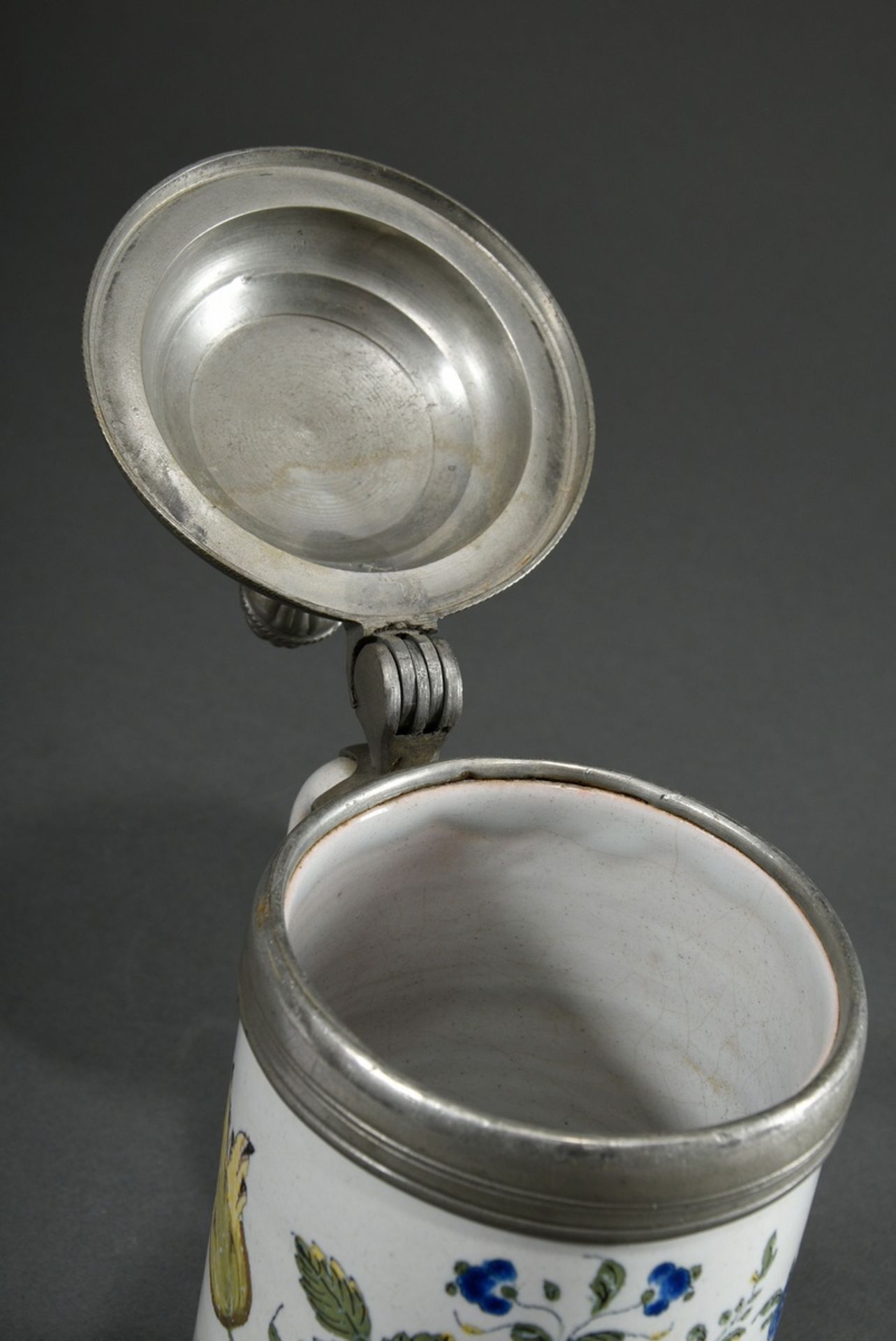 Schrezheimer Walzenkrug in Zylinderform mit Ohrenhenkel, Fayence weiß glasiert mit polychromer Scha - Bild 6 aus 7
