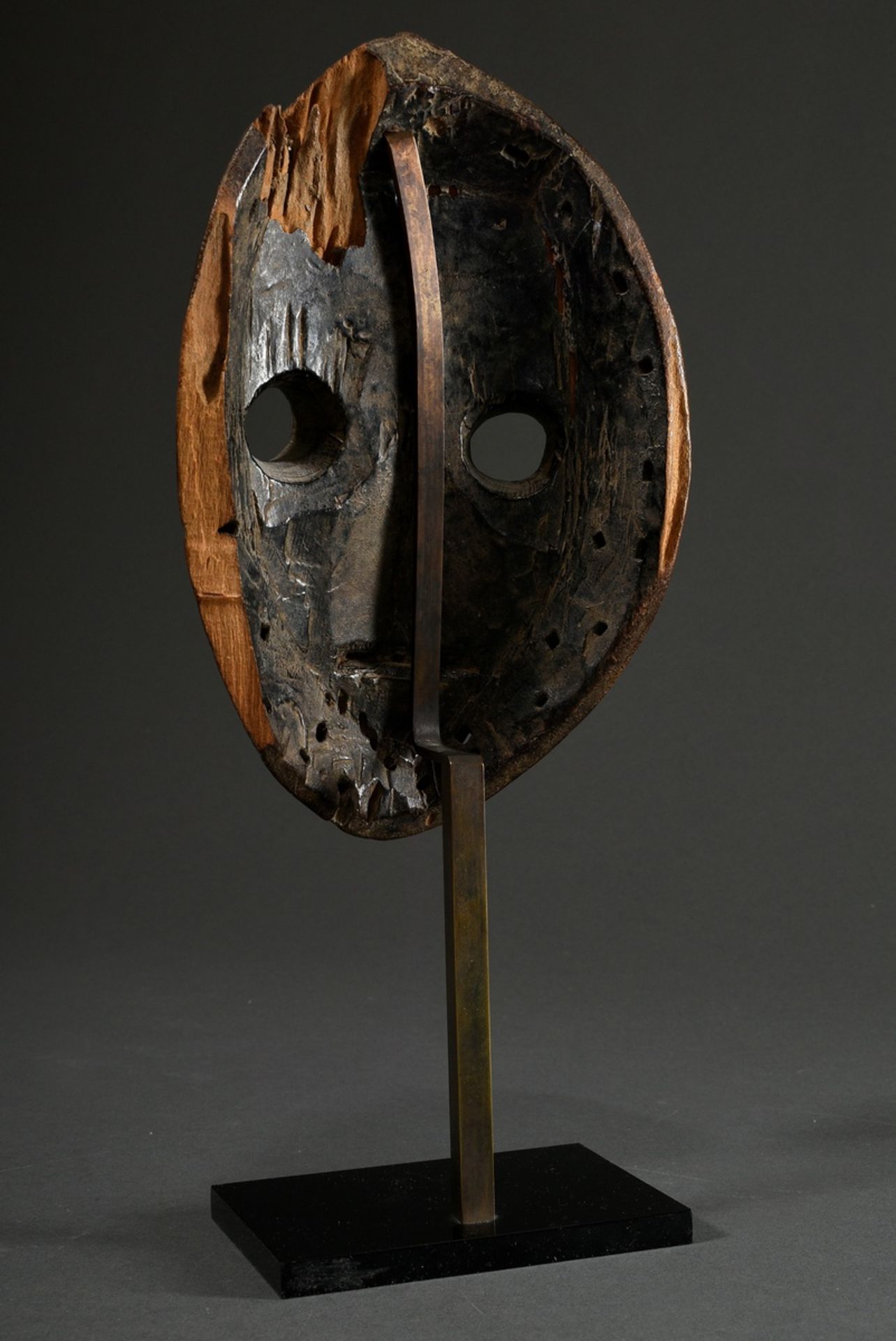 Dan mask with round eyes and iron nail above vertical forehead bulge, carved wood and dark patina,  - Image 3 of 5