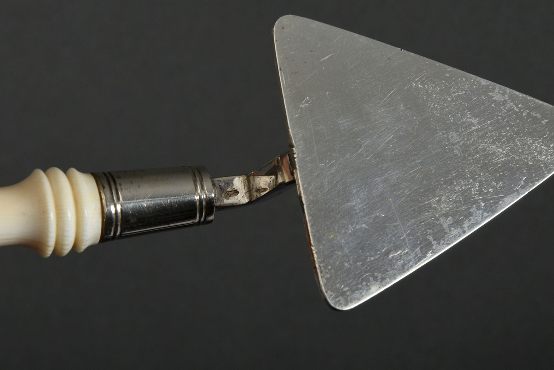Small mason's trowel with turned ivory handle and silver attachment, 19th century, l. 15cm, Cf.: Mu - Image 4 of 5