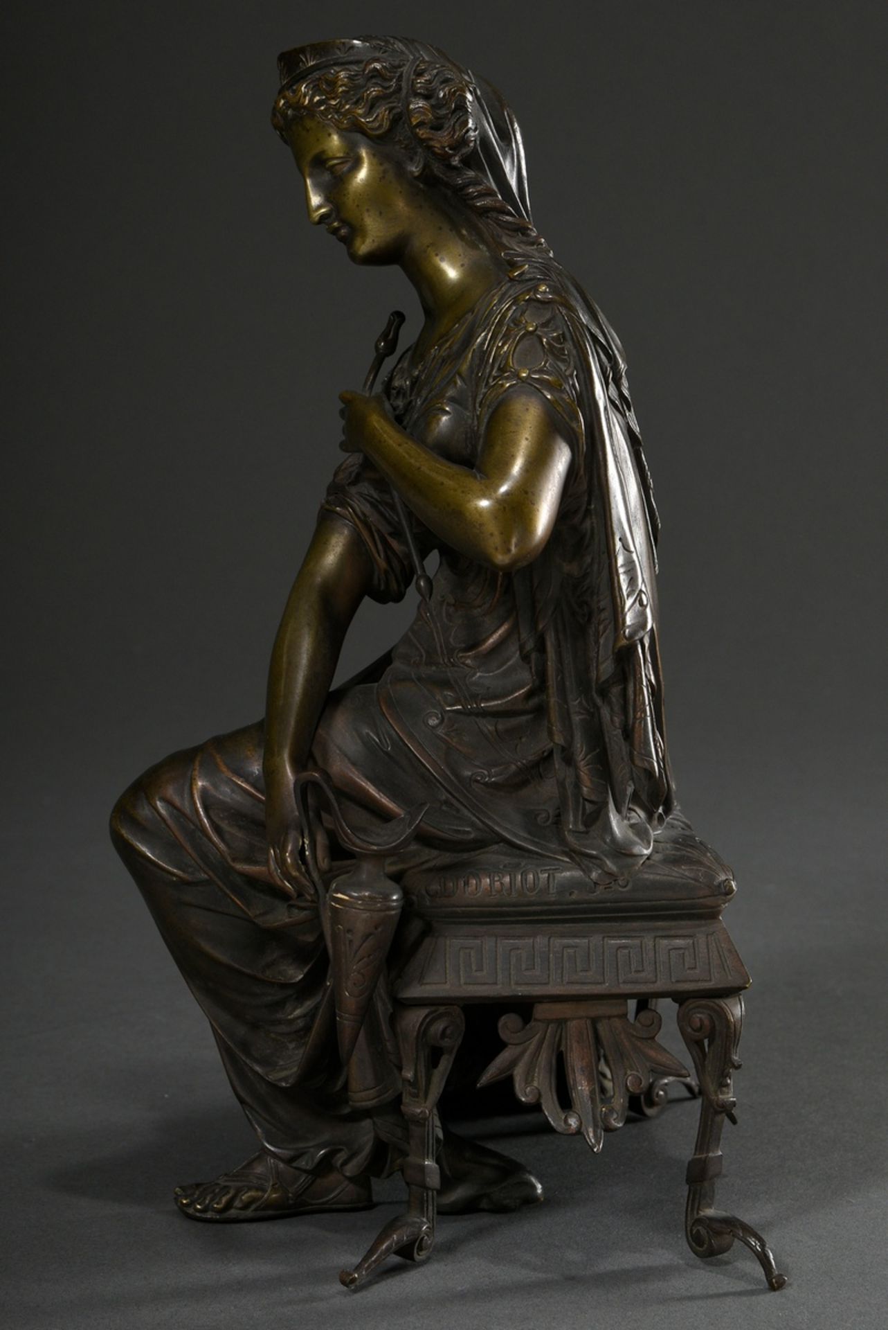 Antikisierende Historismus Figur "Sitzende Frau mit Krug", Bronze mit schöner Patina, um 1870/1880, - Bild 4 aus 7