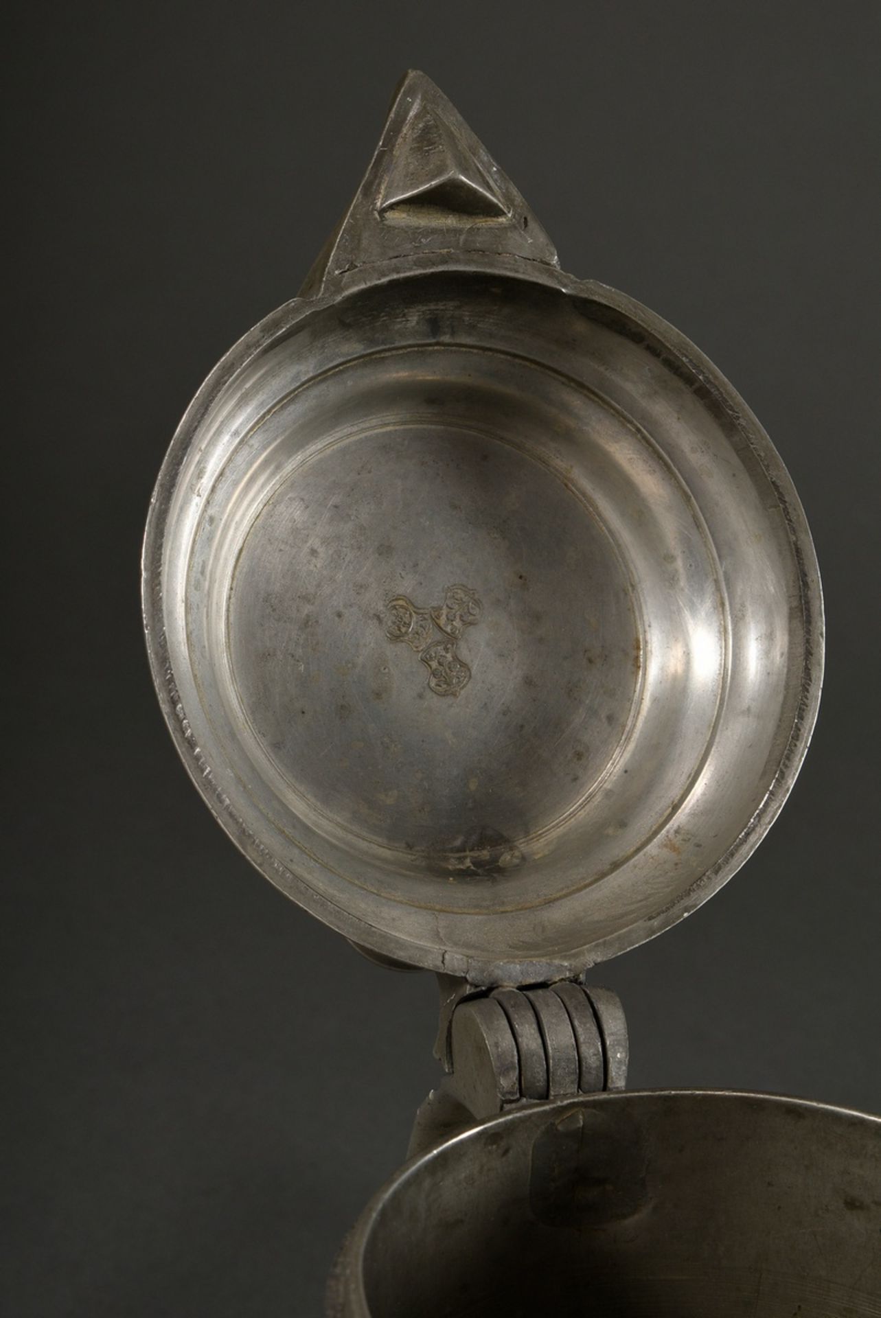 Thuringian Schnabelstitze with heart-shaped spout, spherical thumb rest and engraved monogram on th - Image 4 of 7