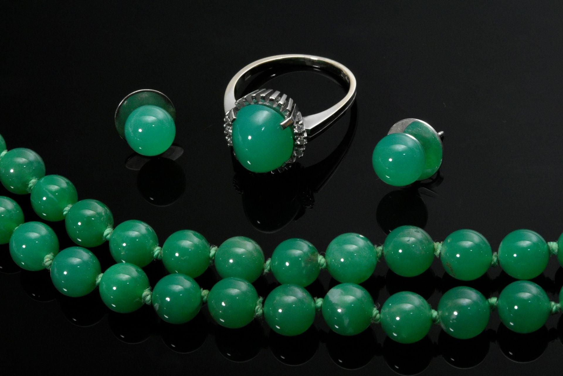 4 Various pieces of chrysoprase jewelry: double row necklace with gold plated silver 835 clasp (91,