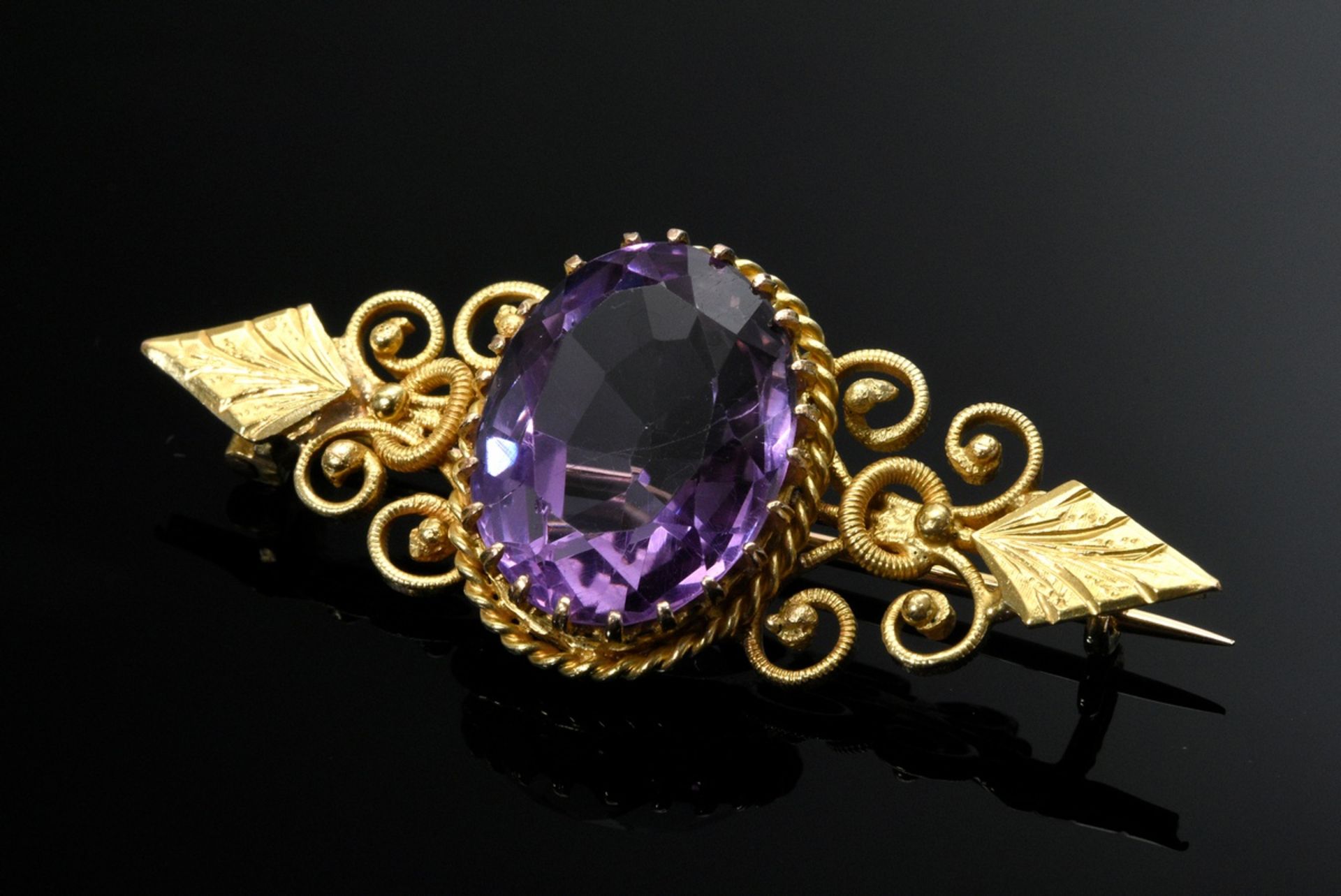 Durchbrochene Historismus Gelbgold 585 Nadel mit facettiertem Amethyst, 5,6g, L. 4,3cm