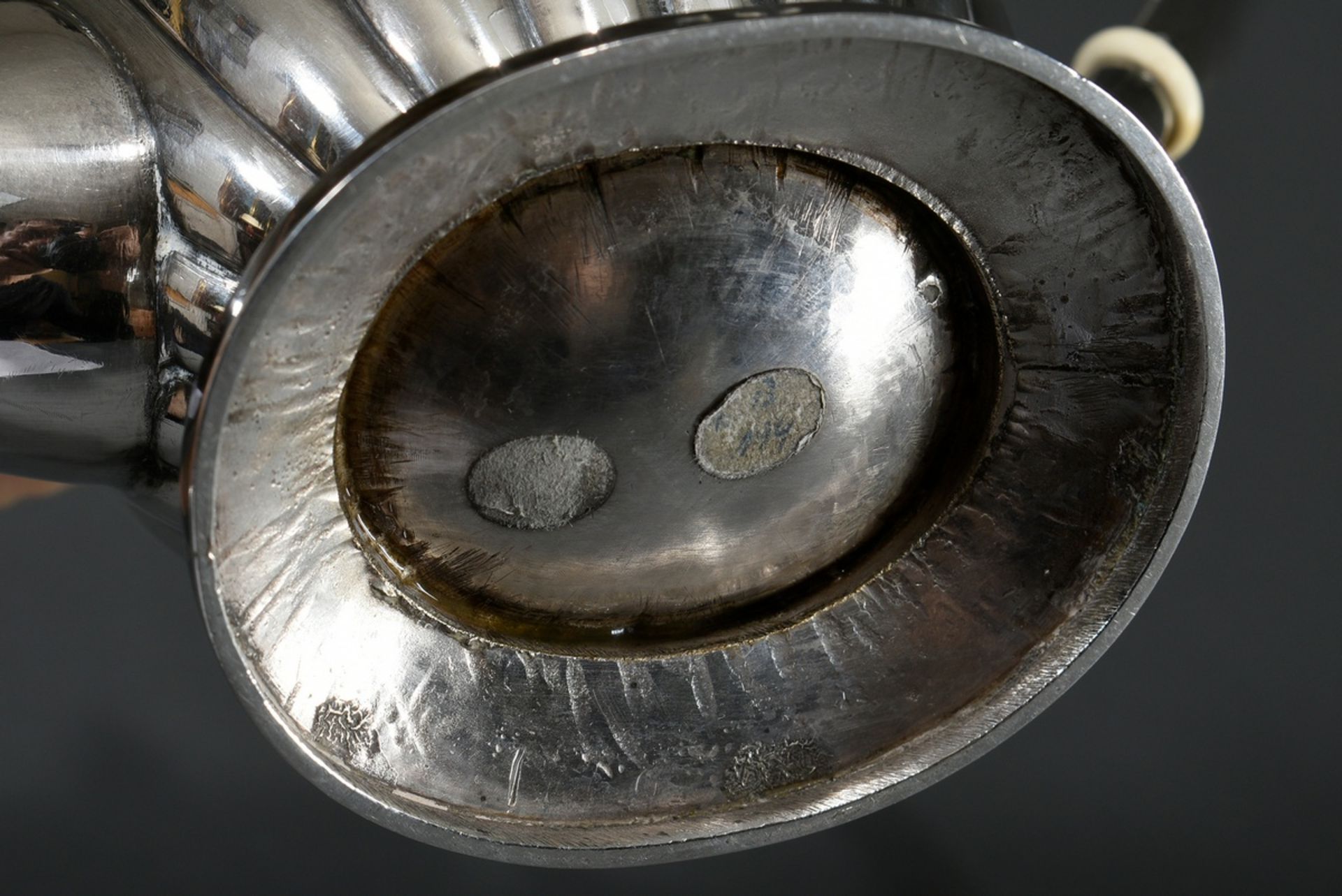 Kaffeekanne mit gerillter Wandung und floralem Rand, 20.Jh., MZ: TG, Silber 875, 788g, H. 23cm - Bild 6 aus 7