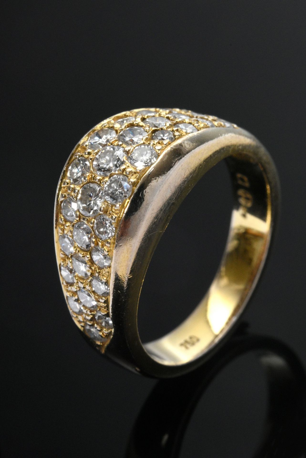 Gelbgold 750 Ring mit Pavée gefassten Brillanten (zus. ca. 0.90ct/VSI-SI/TW), 7,5g, Gr. 55