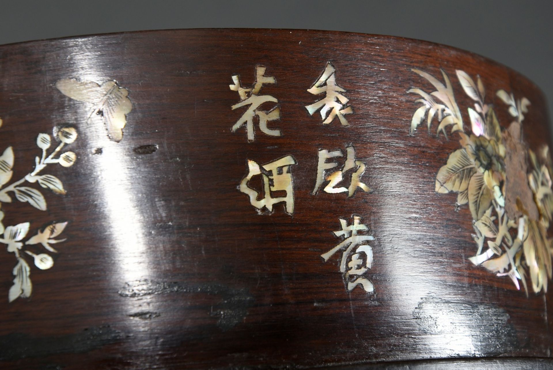 Large round wooden lidded box with mother-of-pearl inlays "Flowers, Fruits and Birds", South China - Image 7 of 7