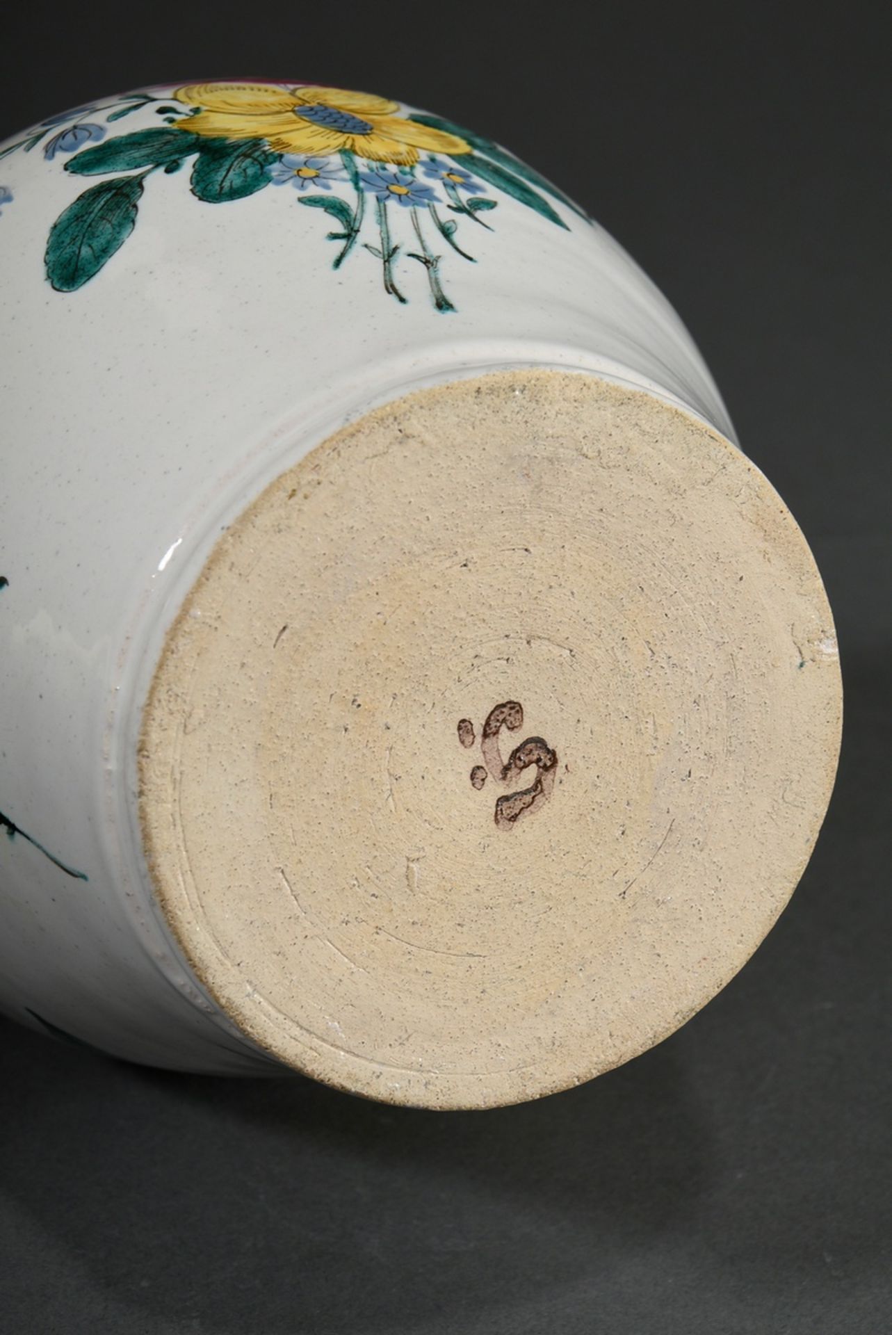 Glinitzer Vase mit Gitterrand über Balusterkorpus, Fayence weiß glasiert mit polycromer Muffelfarbe - Bild 4 aus 4