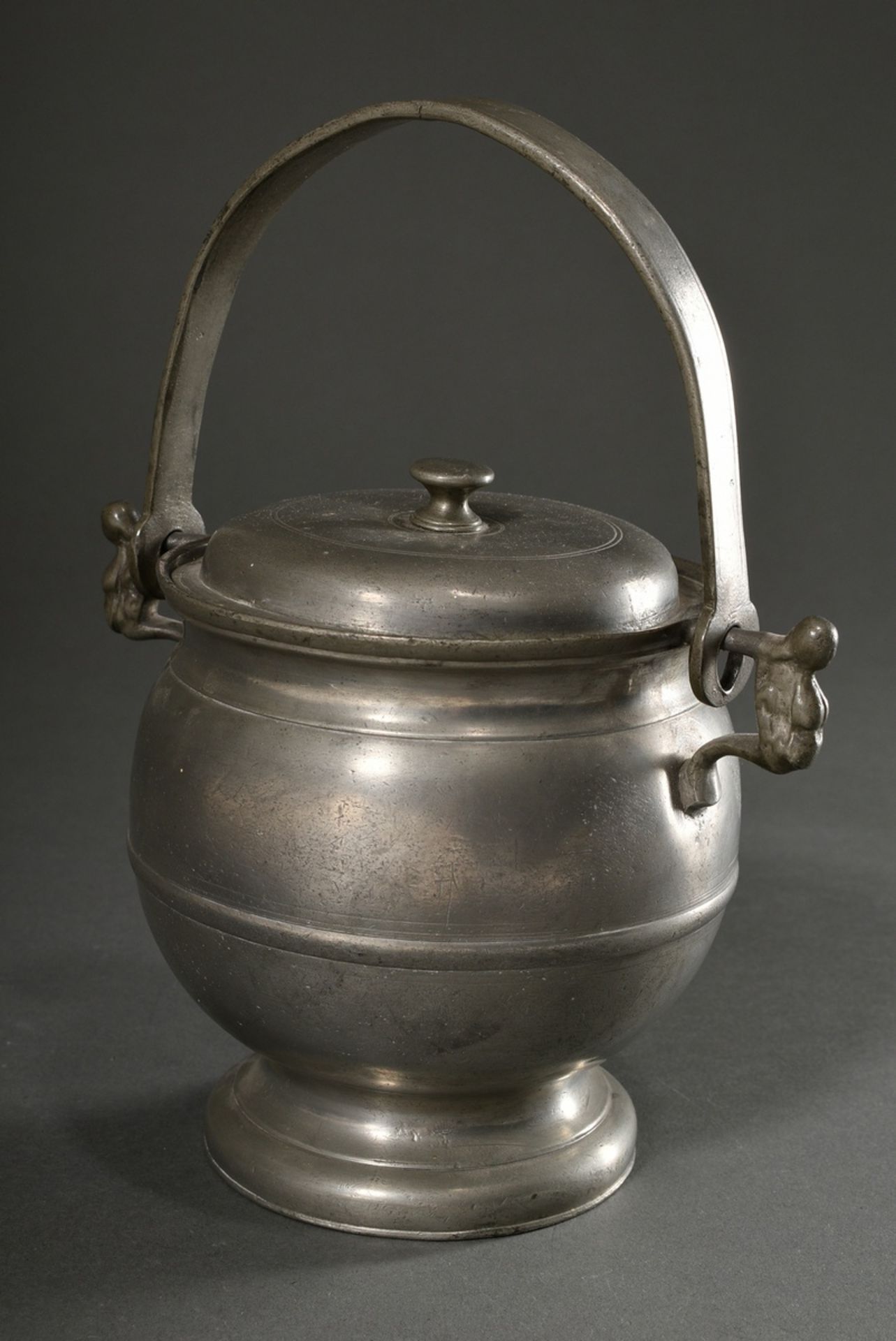 2 Various pieces of Lübeck pewter: Hangelpott with figurally shaped handles (food carrier), MZ: Cla - Image 2 of 10