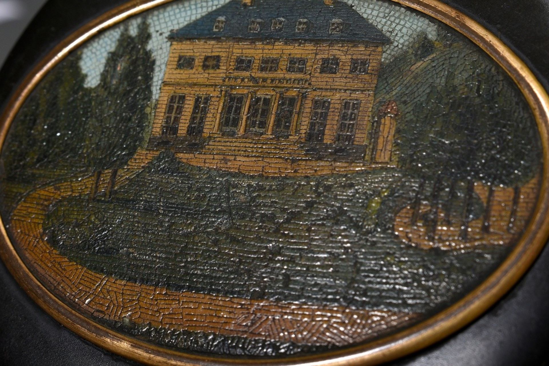 Round snuff box with fine micromosaic trompe l'oeil lacquer painting "Manor House" on wood in oval  - Image 3 of 7