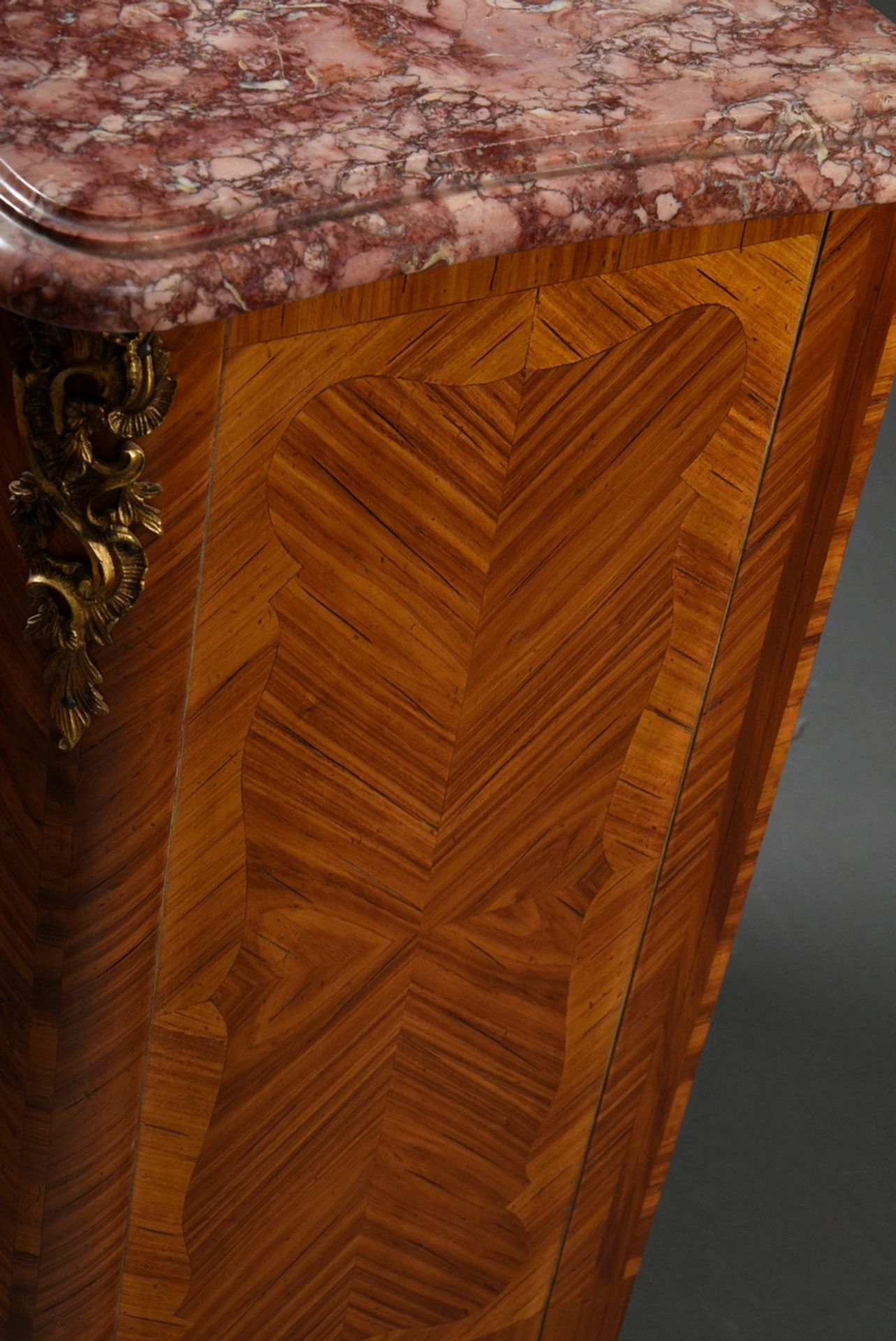 Small chiffonnier with rosewood herringbone marquetry and reddish marble top as well as gilded bron - Image 5 of 10