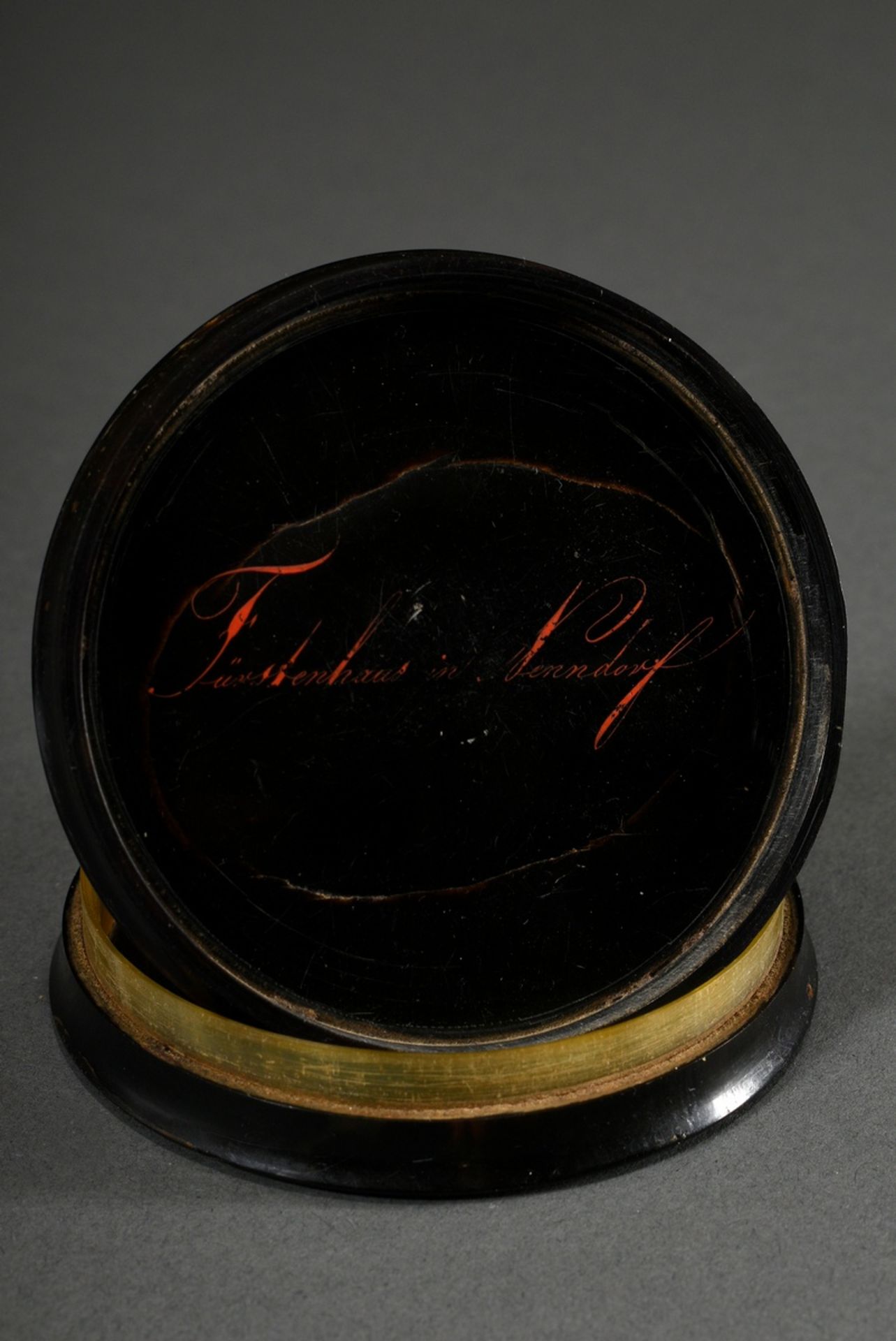 Round snuff box with fine micromosaic trompe l'oeil lacquer painting "Manor House" on wood in oval  - Image 4 of 7