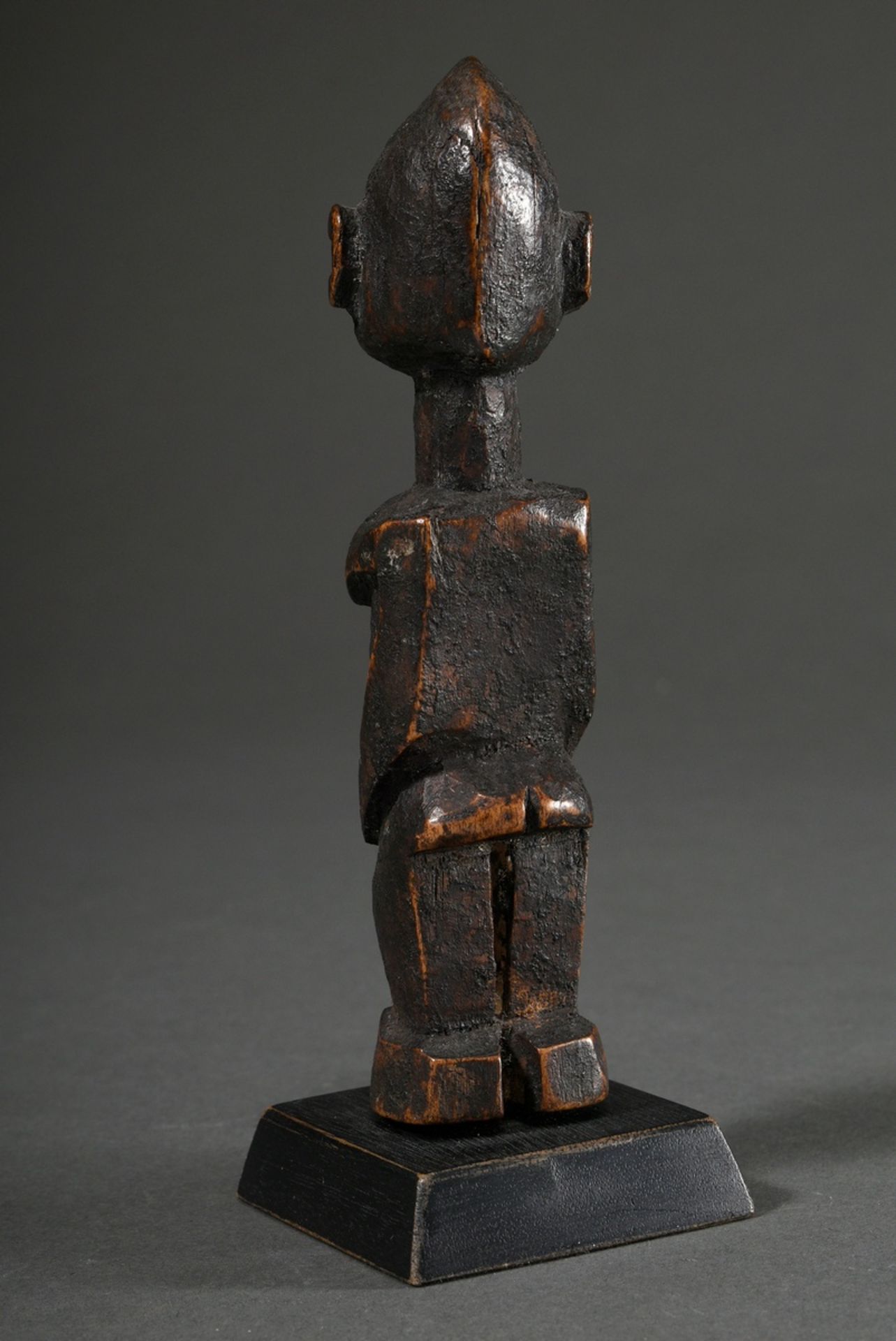 Kleine Dogon Figur, Holz geschnitzt mit Gebrauchspatina, Mali 20.Jh., H. 17,3cm - Bild 3 aus 4