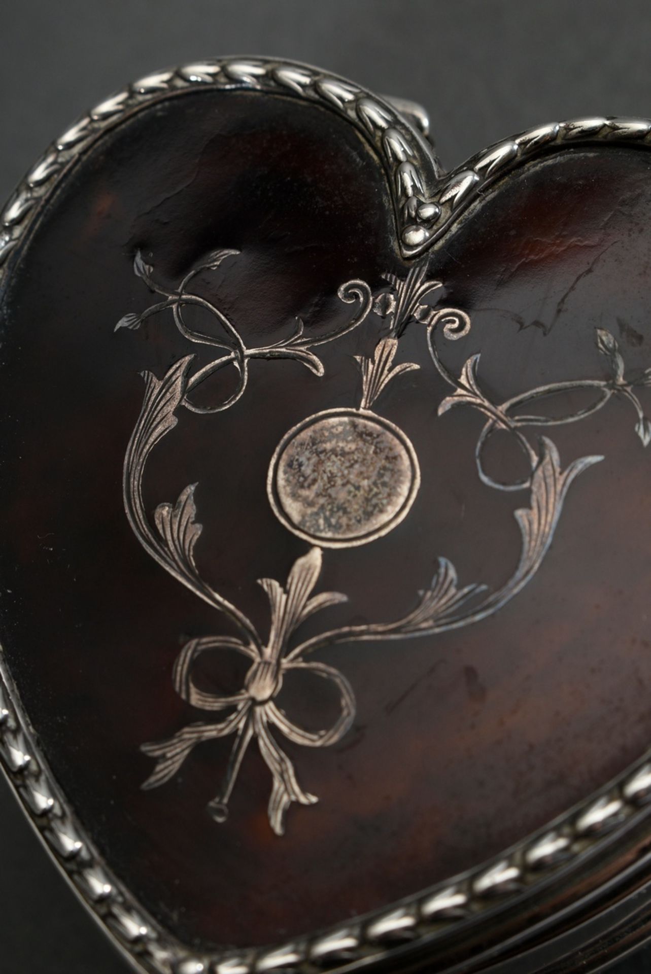 English jewellery box in the shape of a heart with ornamental inlays in the tortoiseshell lid and s - Image 5 of 7