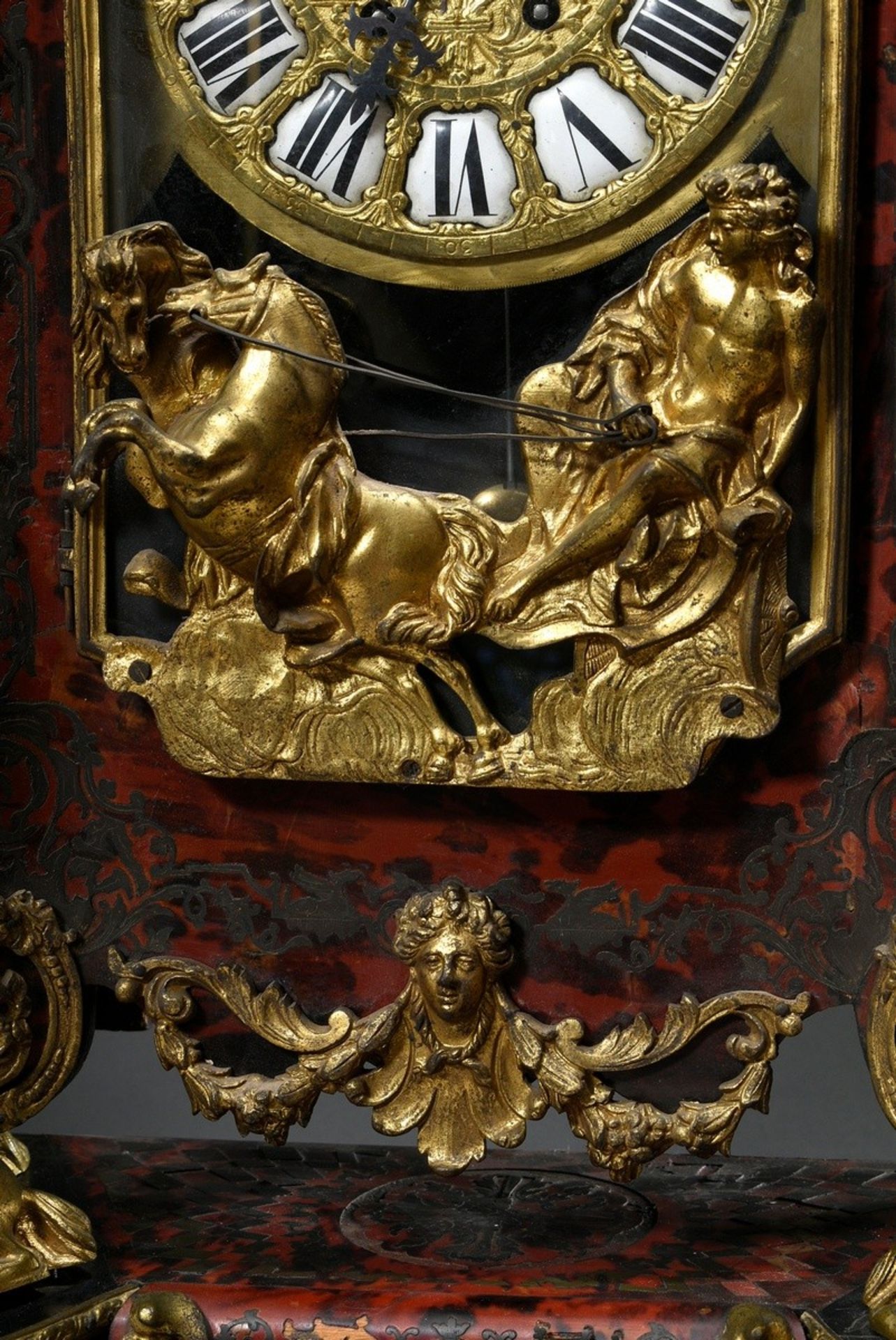 Large Boulle state pendulum with fire-gilded bronzes on wall console in Louis XVI style, red-brown - Image 4 of 17