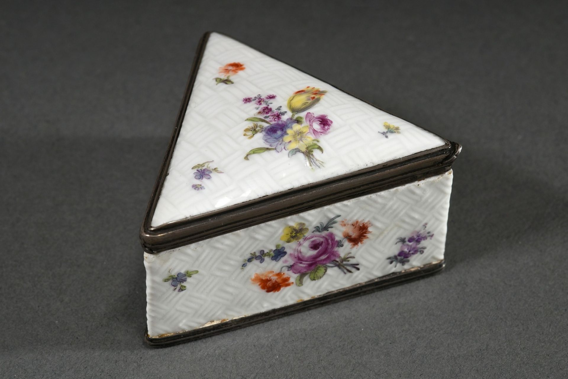 Rare Meissen tabatiere in triangular form with basket relief and polychrome painting on all sides " - Image 2 of 6