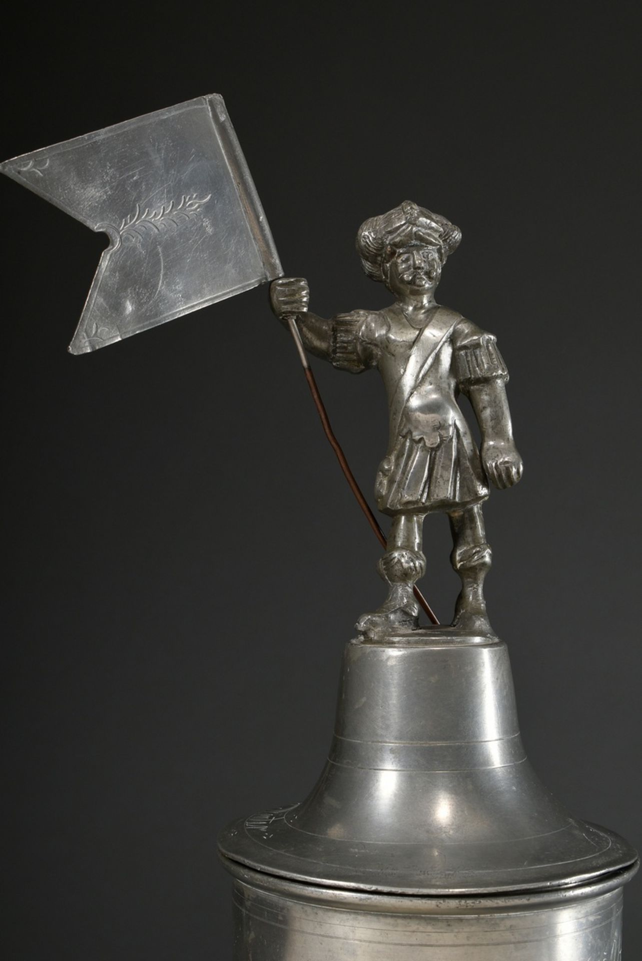 Large pewter guild cup "Willkomm" with plastic lid crowning "flag bearer", engraved inscription "Es - Image 2 of 12