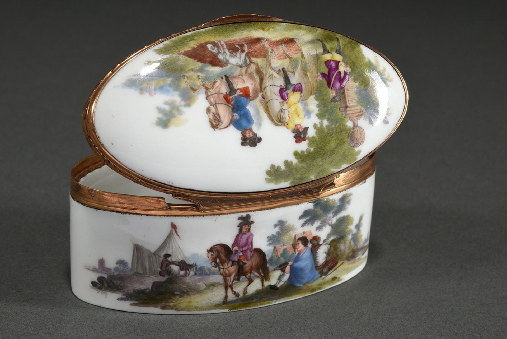 Oblong Höchst porcelain snuff box with floral engraved gold mount and delicate painting on the outs - Image 3 of 8