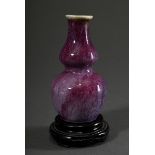 Kleine Porzellan Vase in Kürbisform mit rot-violetter Flambé Glasur, China, 19.Jh., Holzsockel, H.