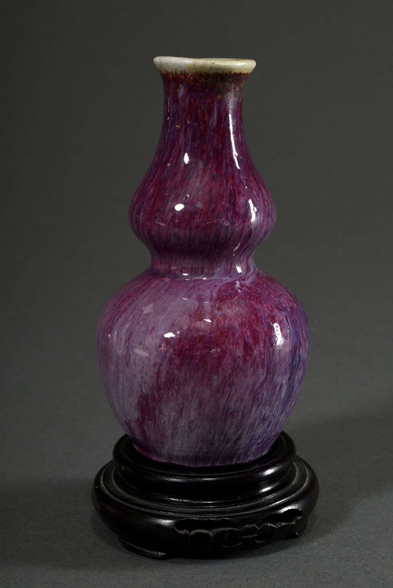 Kleine Porzellan Vase in Kürbisform mit rot-violetter Flambé Glasur, China, 19.Jh., Holzsockel, H.