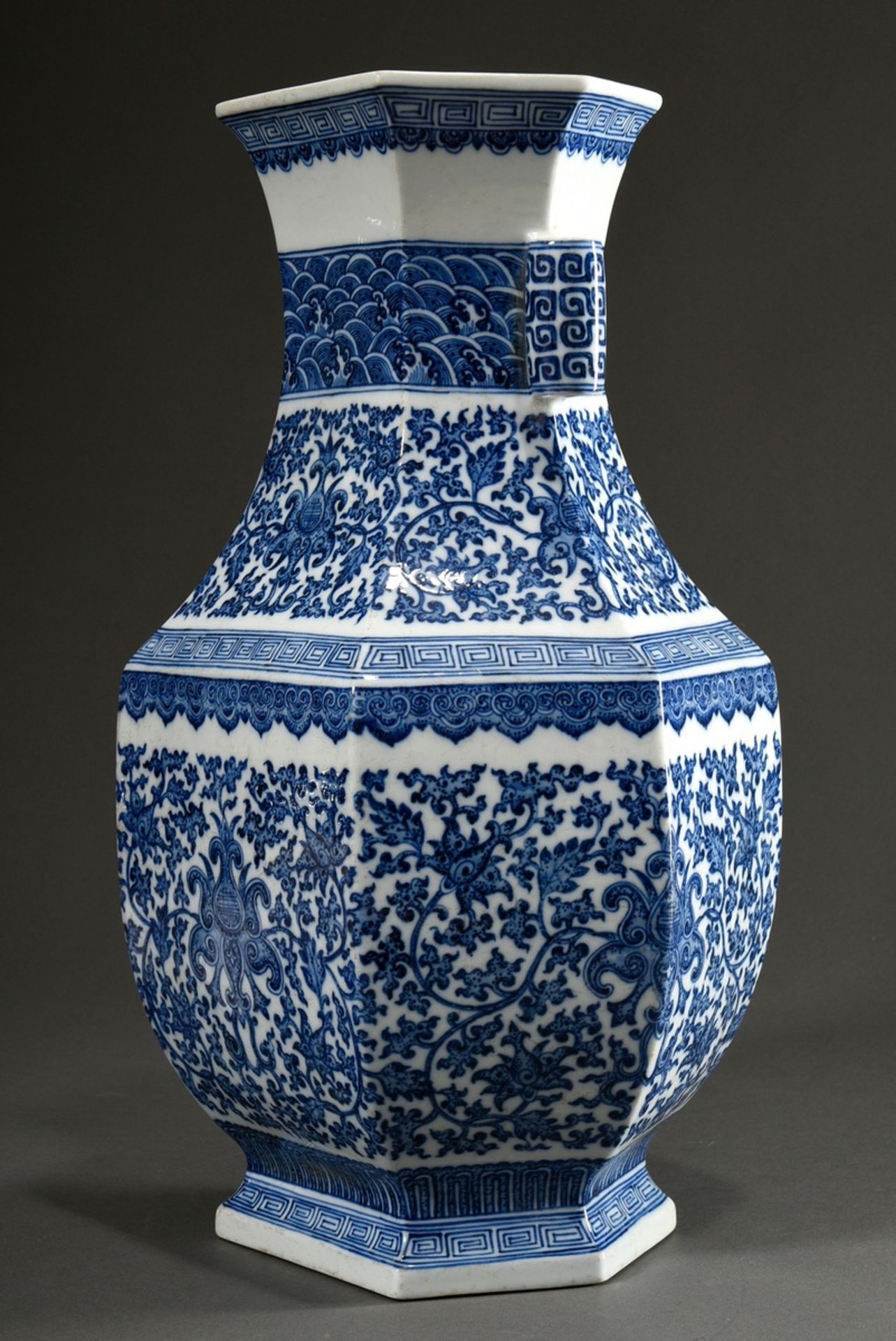 Große 6-eckige Vase in Hu-Form mit feiner Blaumalerei "Lotosranken, Glückssymbole, Wellen und Mäand - Bild 2 aus 6
