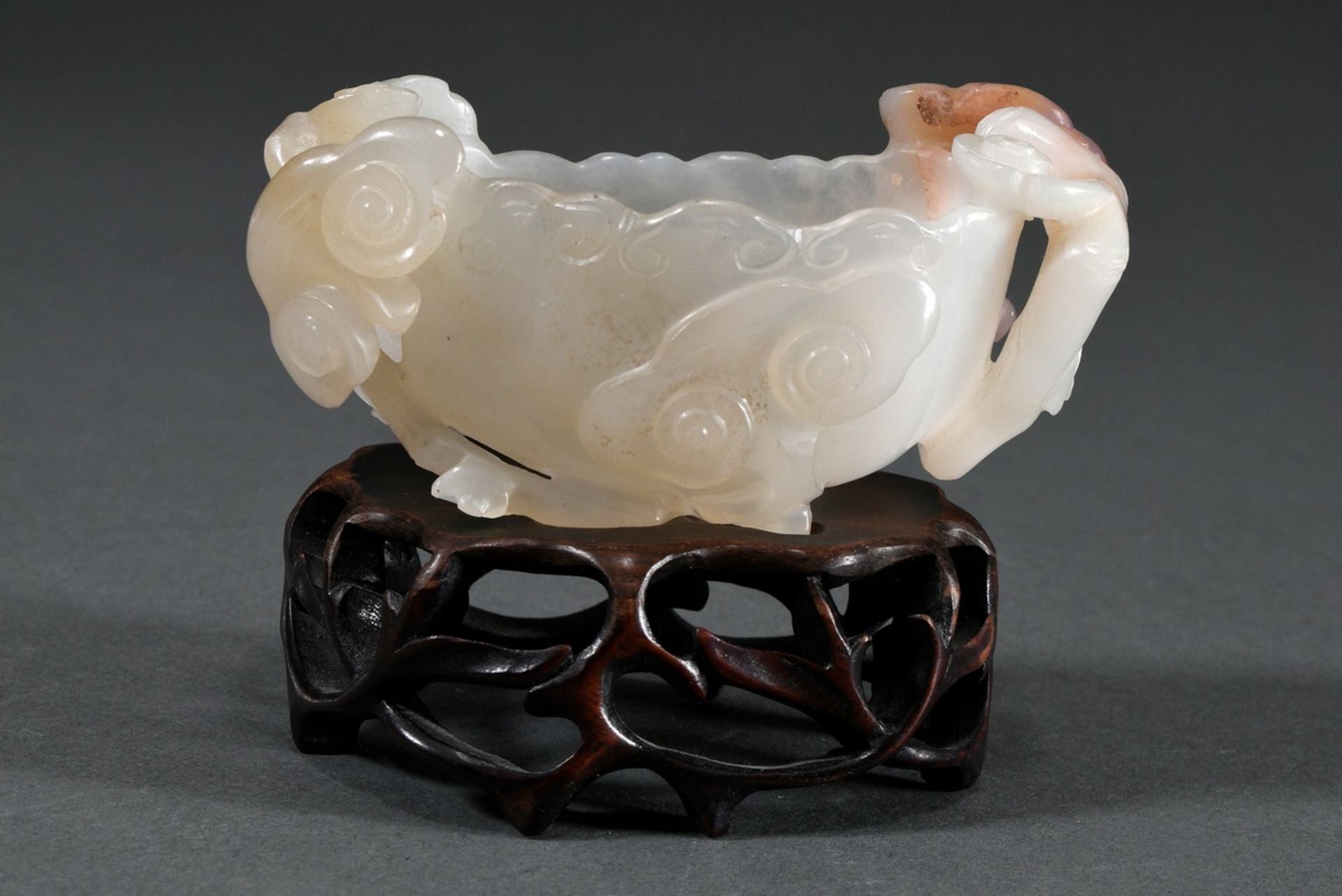 Light rose coloured jade brush washer with "Lingzhi mushrooms" on carved wooden base, 4,5x10x5cm, s - Image 2 of 5