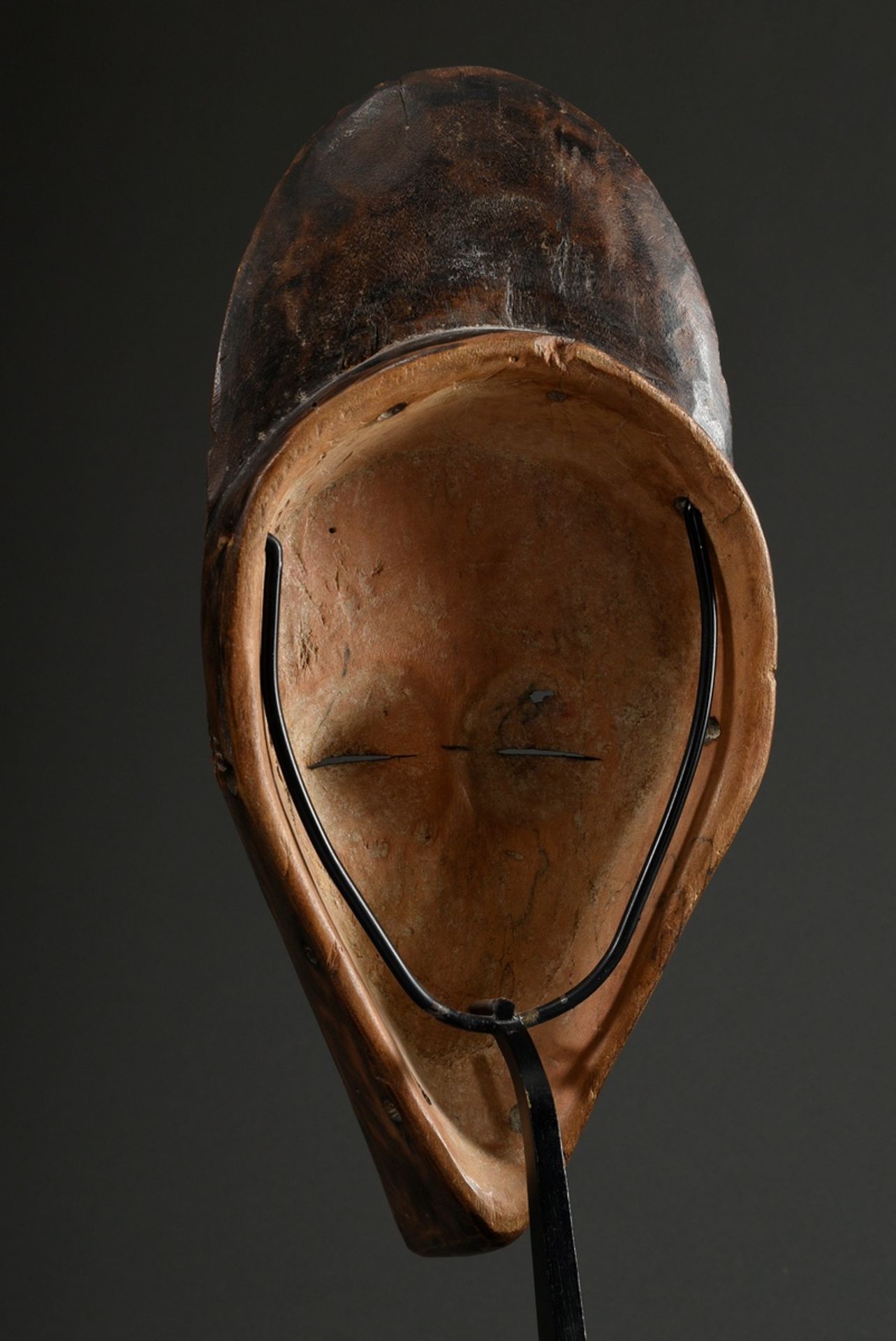 Pende mask with fan-shaped coiffure attachment and geometrical decoration, carved wood, darkly pain - Image 5 of 6